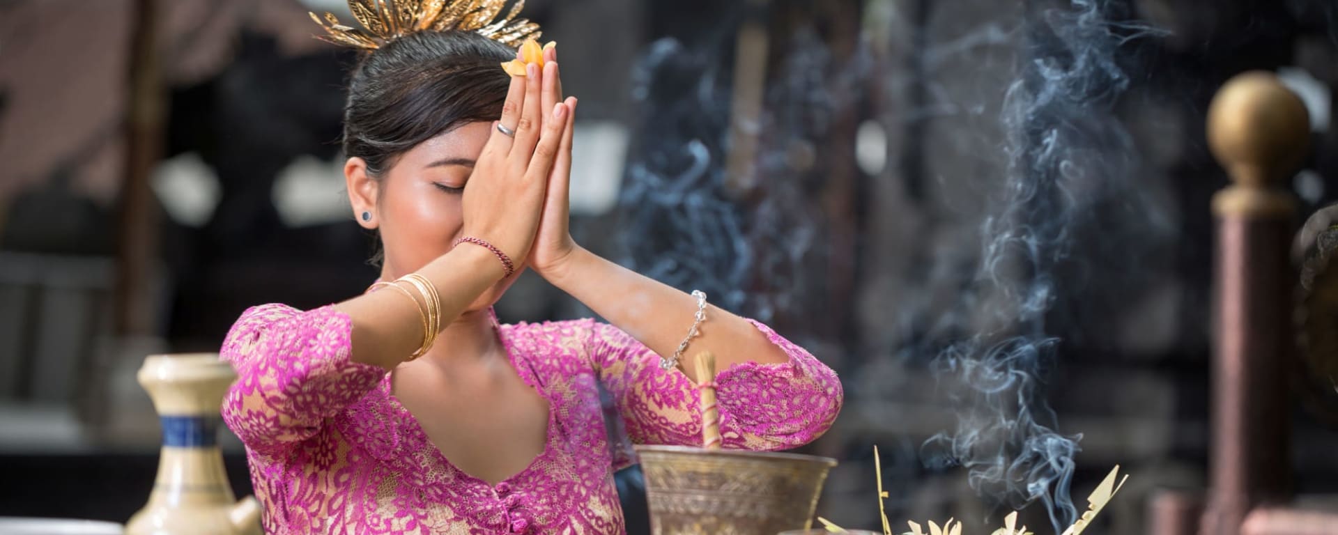 Java-Bali 5 Tage Überlandreise ab Yogyakarta und Umgebung: Indonesien Tempel Frau betet