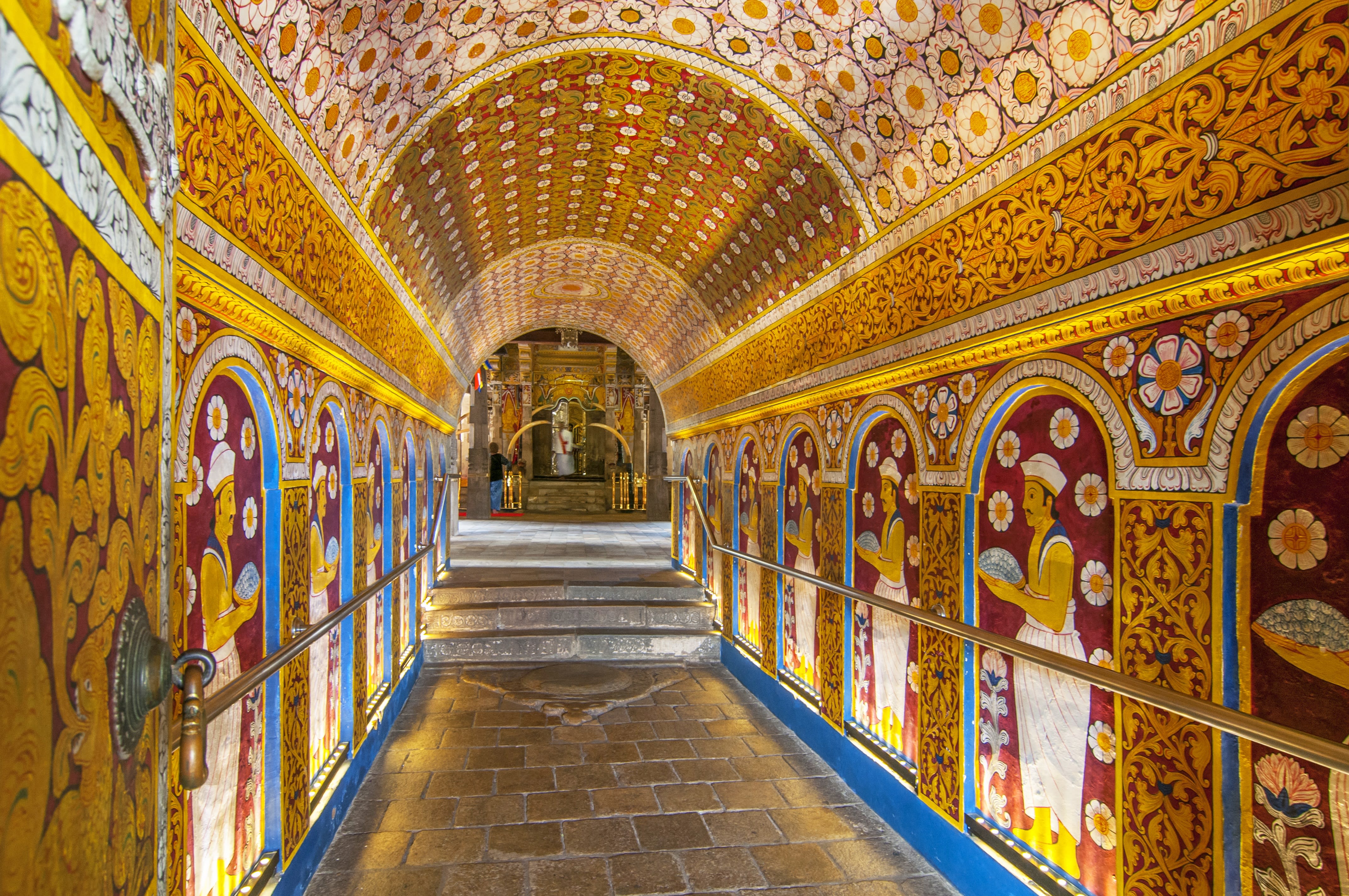 Naturpfade Sri Lankas ab Colombo: Sri Lanka Kandy Zahntempel innen