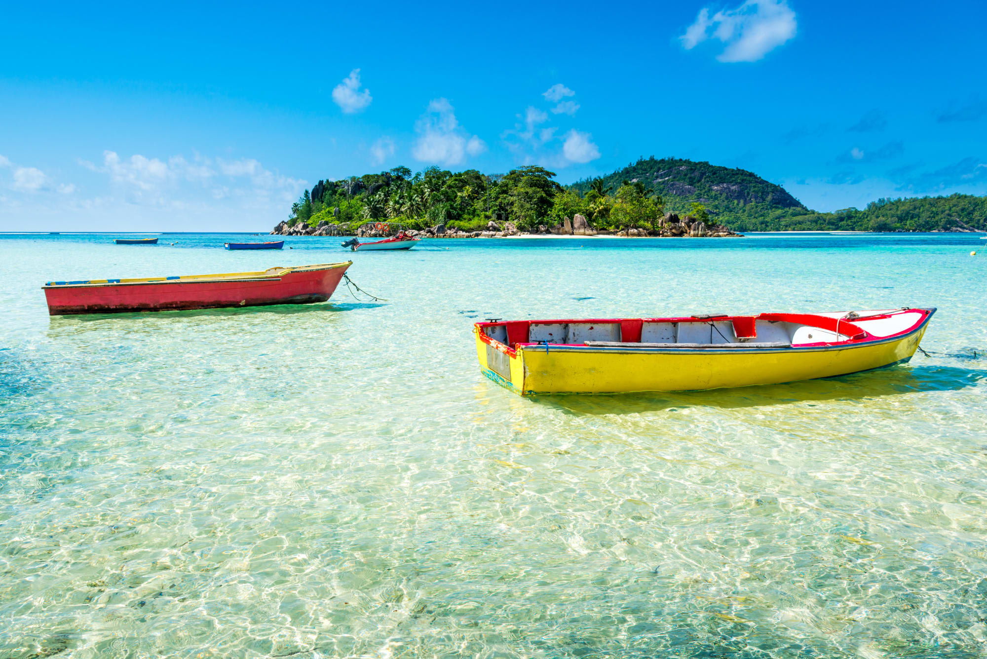 Inselhüpfen Praslin, La Digue & Mahé: Seychellen Stand mit Boote