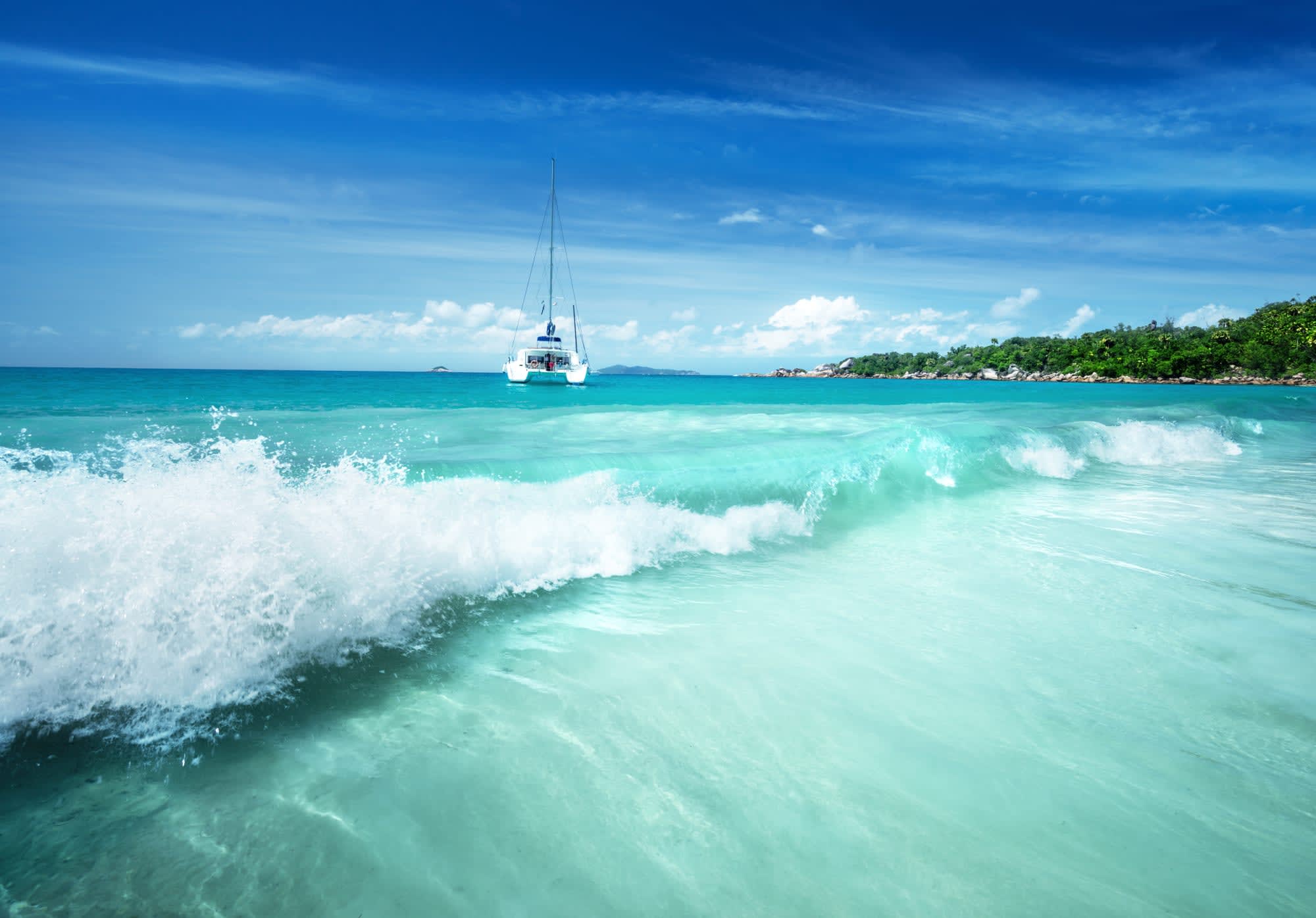 Inselhüpfen Praslin, La Digue & Mahé: Seychellen Praslin Anse Lazio Strand mit Katamaran