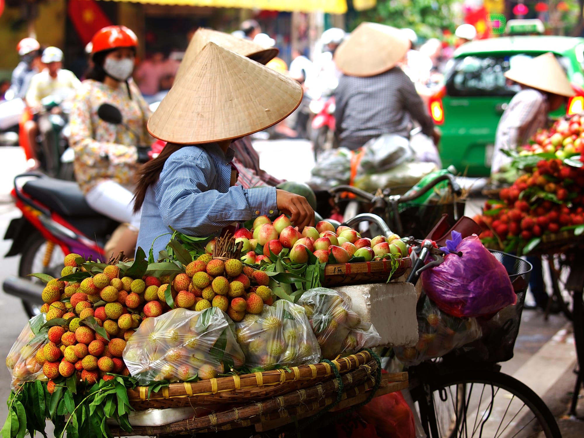 Höhepunkte Vietnams ab Hanoi: Vietnam Strassenverkaeufer