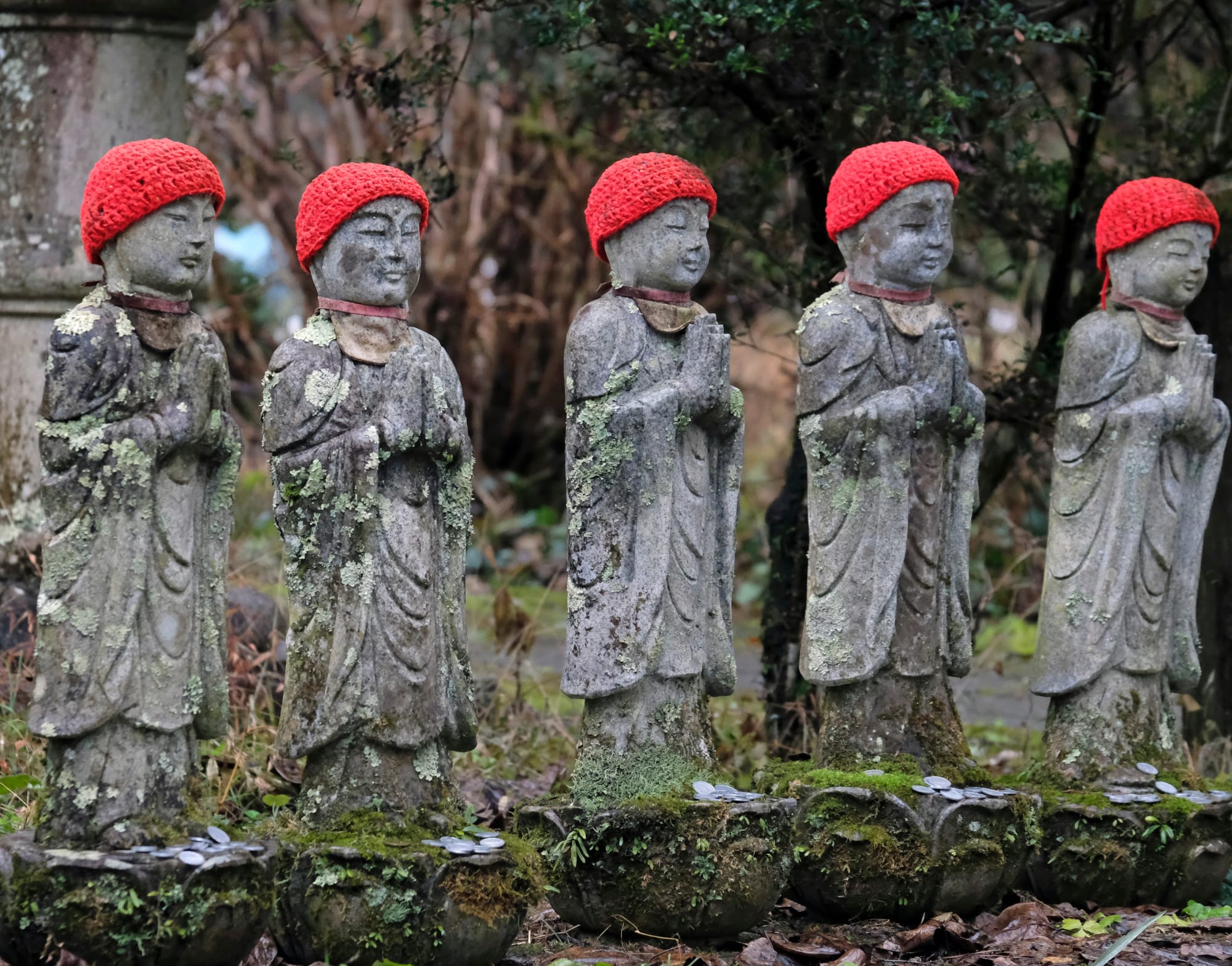 Unterwegs entlang des Nakasendo Trails ab Tokio: Japan Kiso Tal Steinfiguren im Tempel