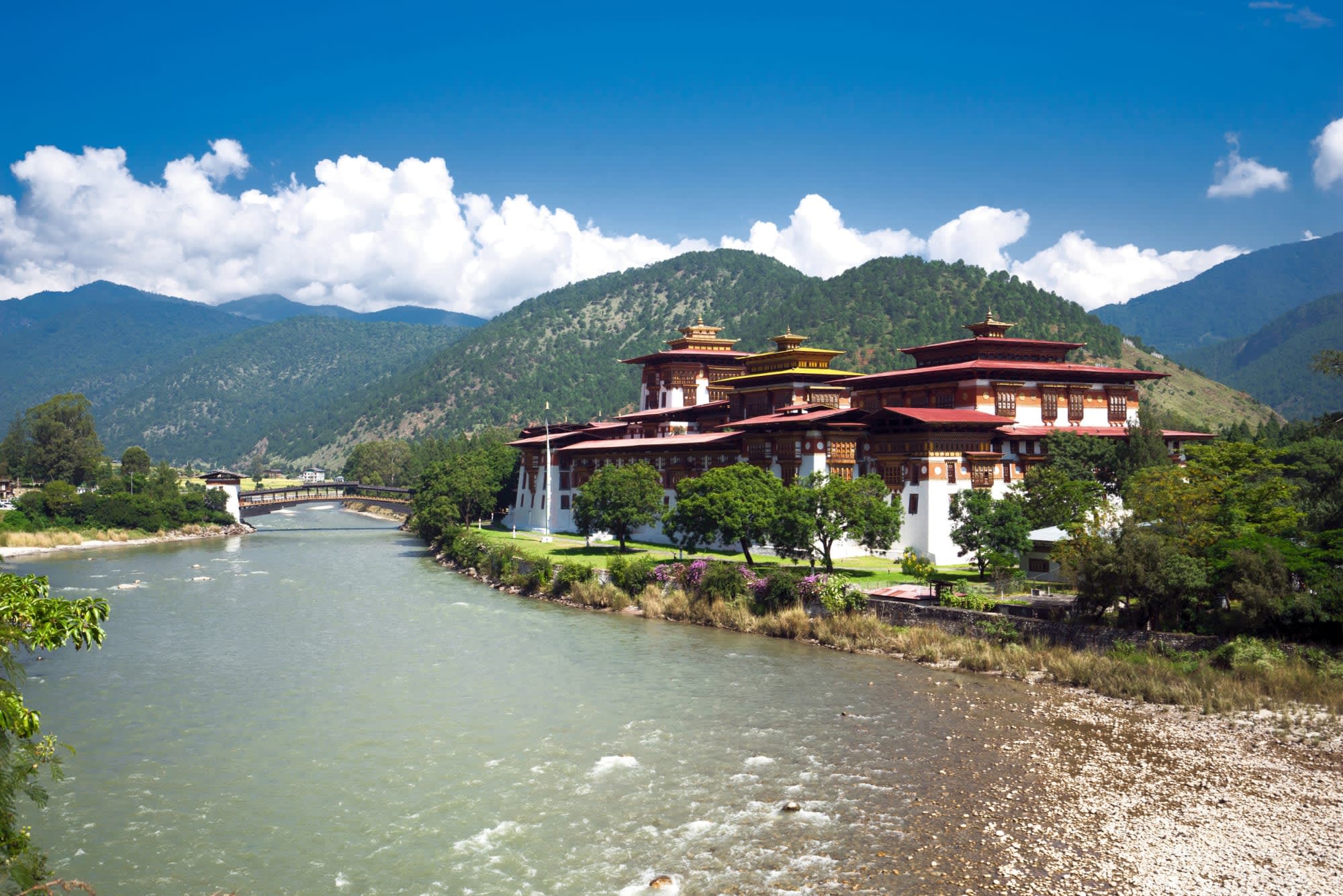 Touching Sense - Bhutan erleben mit Six Senses ab Paro: exterior: Bhutan Six Senses Punakha