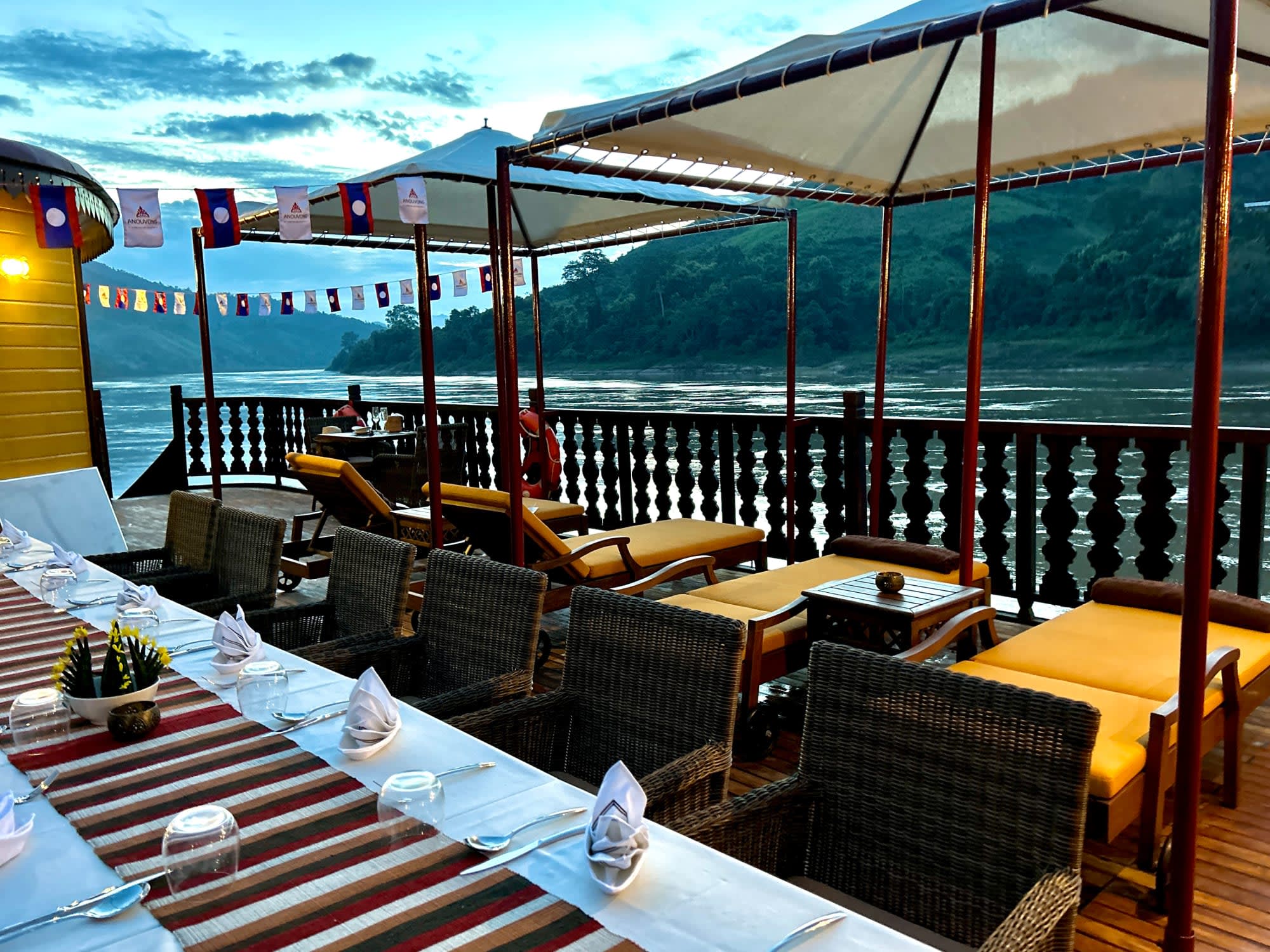 Flusskreuzfahrt durch Laos mit Heritage Line ab Vientiane: Laos Heritage Line Anouvong Sonnendeck