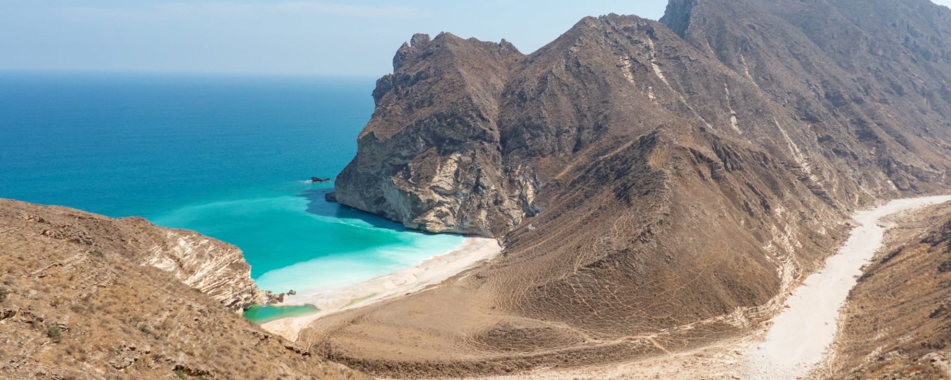 Von Muscat nach Salalah: Omans bestgehütetes Geheimnis: Oman Versteckte Bucht bei Salalah