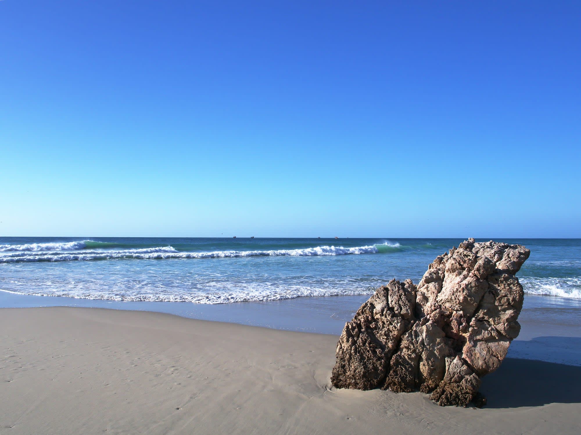 Von Muscat nach Salalah: Omans bestgehütetes Geheimnis: Oman Ras Madrakah Strand