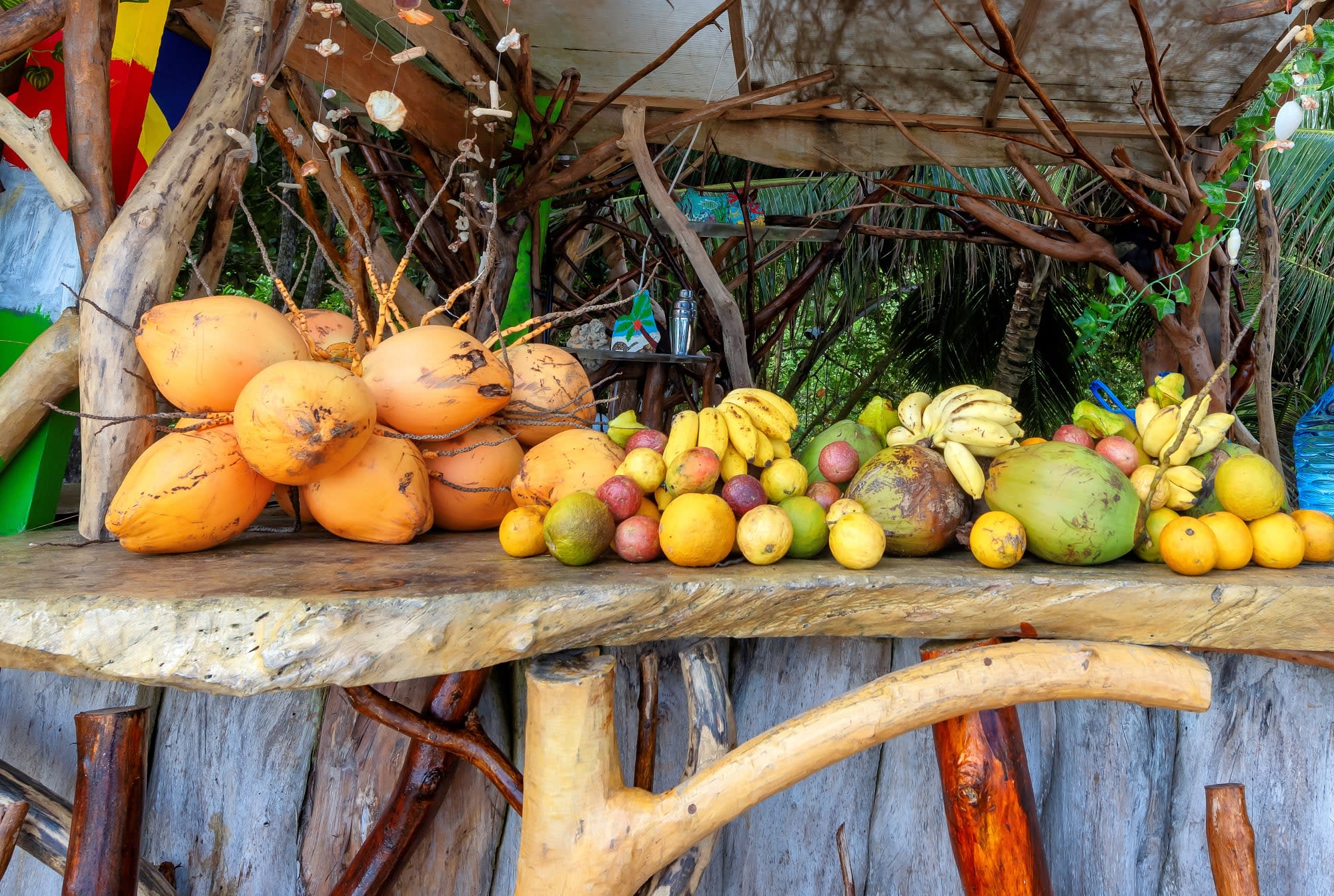 Cocktail Créole ab Mahé: Seychellen Bar mit Früchten