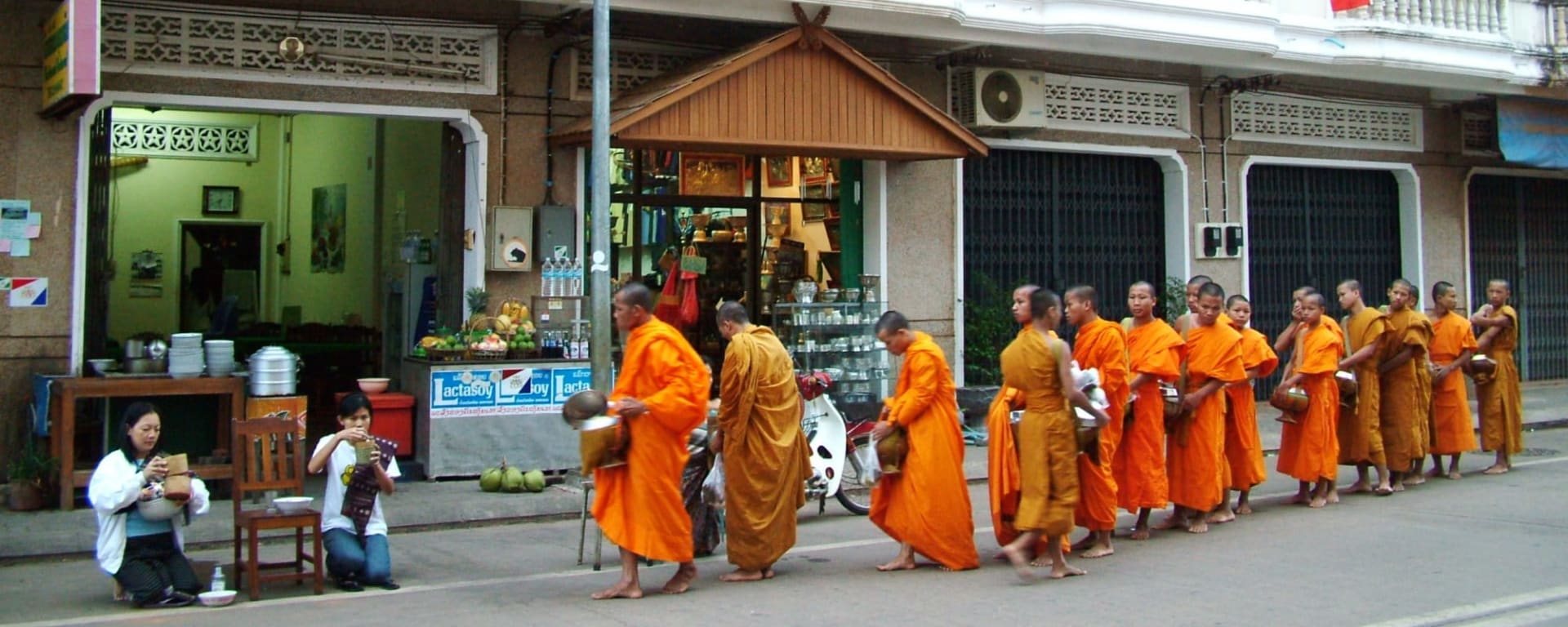 Laos mal anders ab Vientiane: Laos Mönche Almosengang