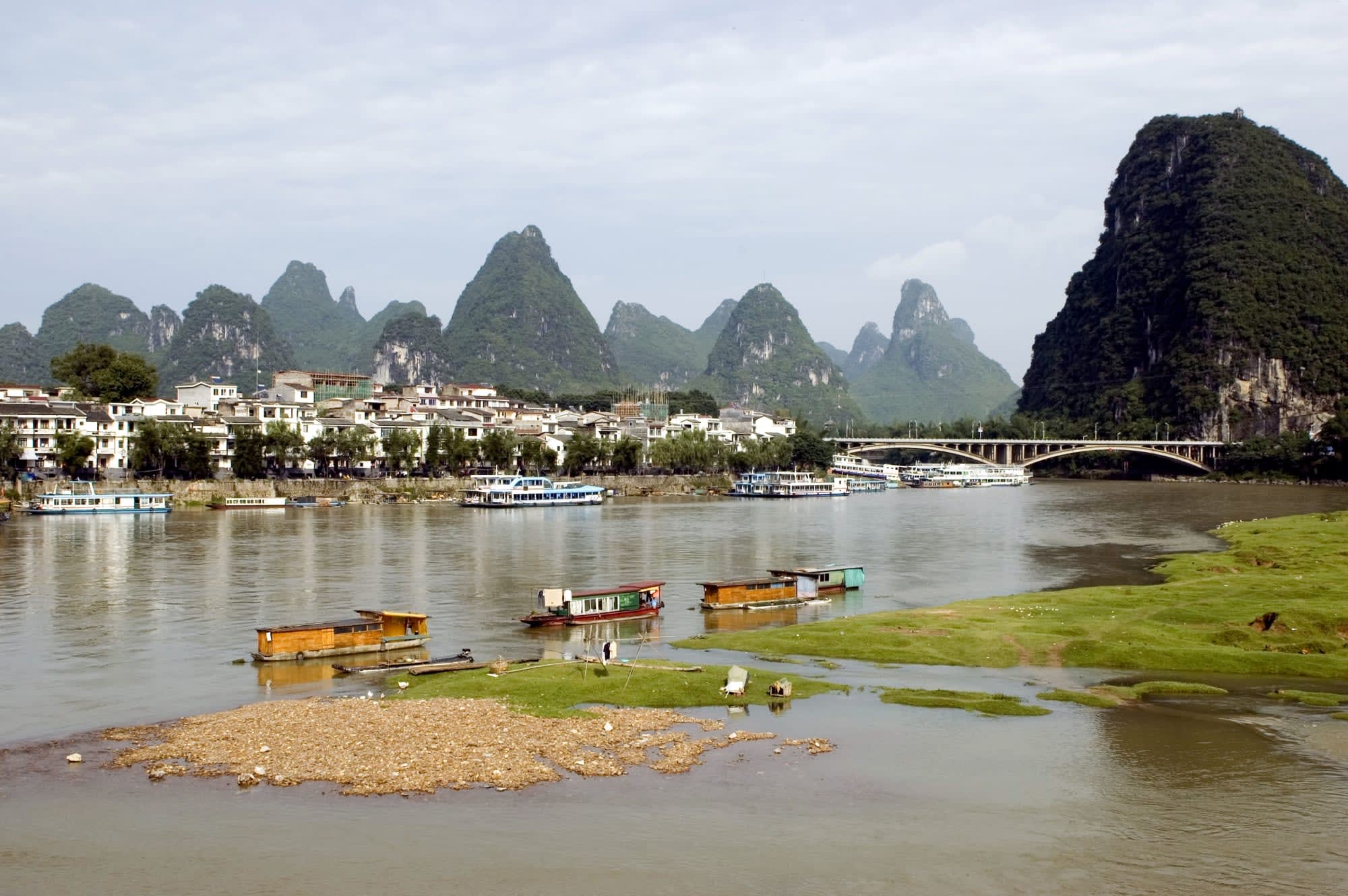 Von Guilins Bergwelten nach Hong Kong ab Shanghai: China Guilin Fluss
