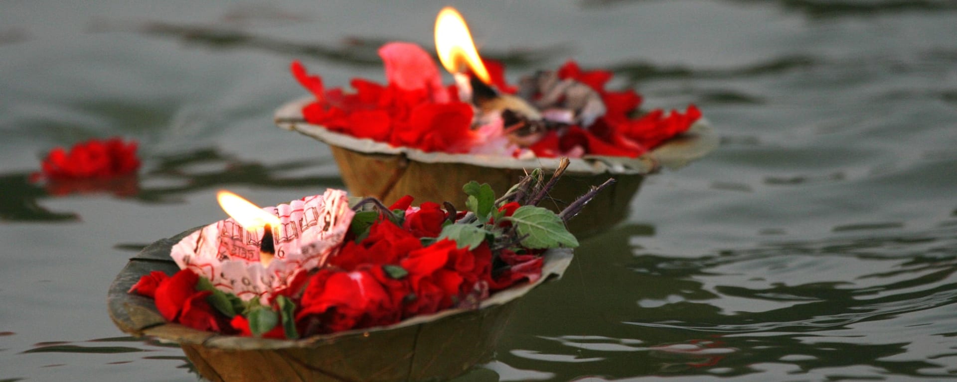 Erlebnis Indien mit Ganges ab Delhi: Indien Opfergabe Ganges
