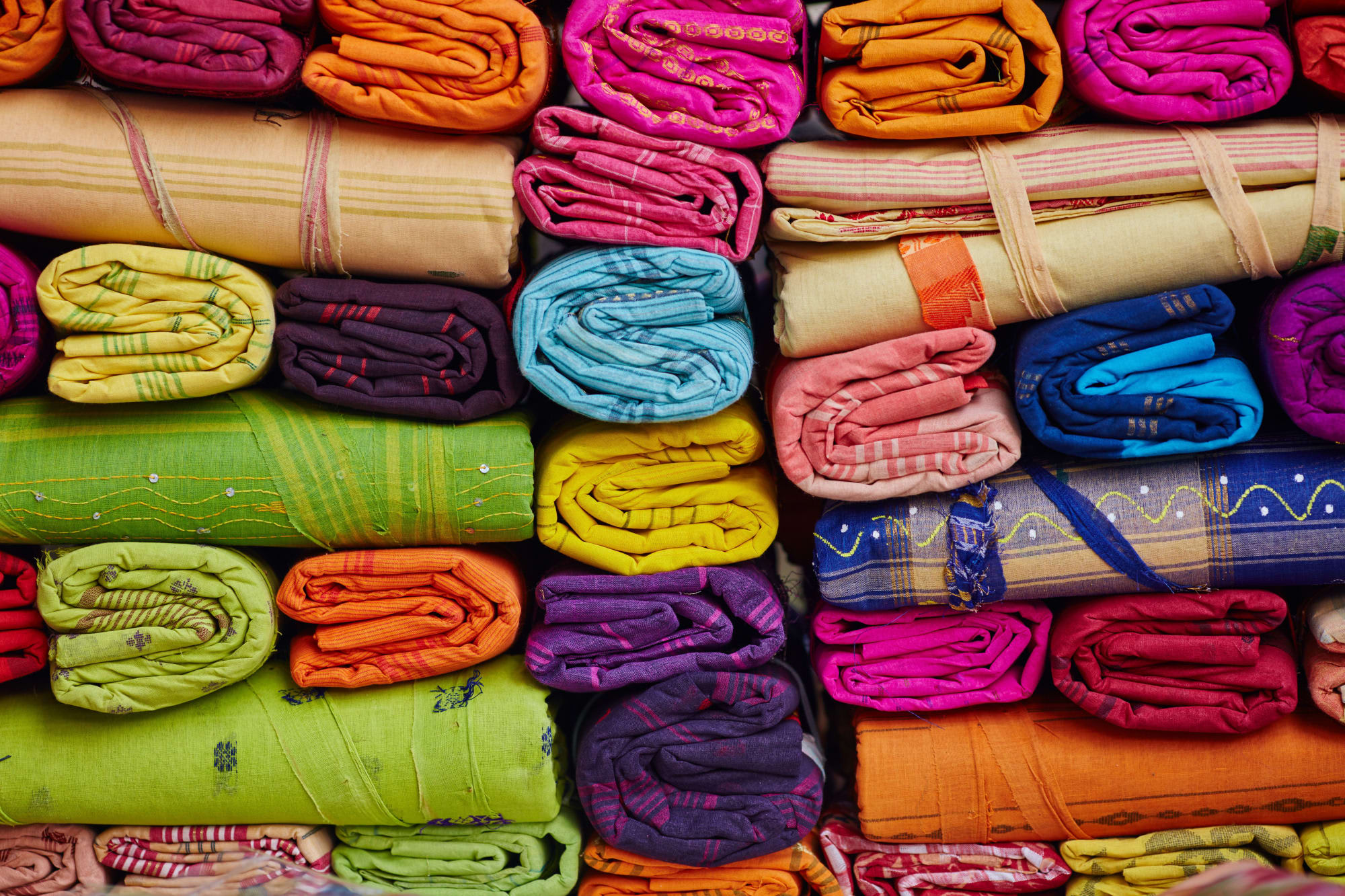 Architektur & Geschichte Zentralindiens ab Delhi: Indien Bunte Stoffe
