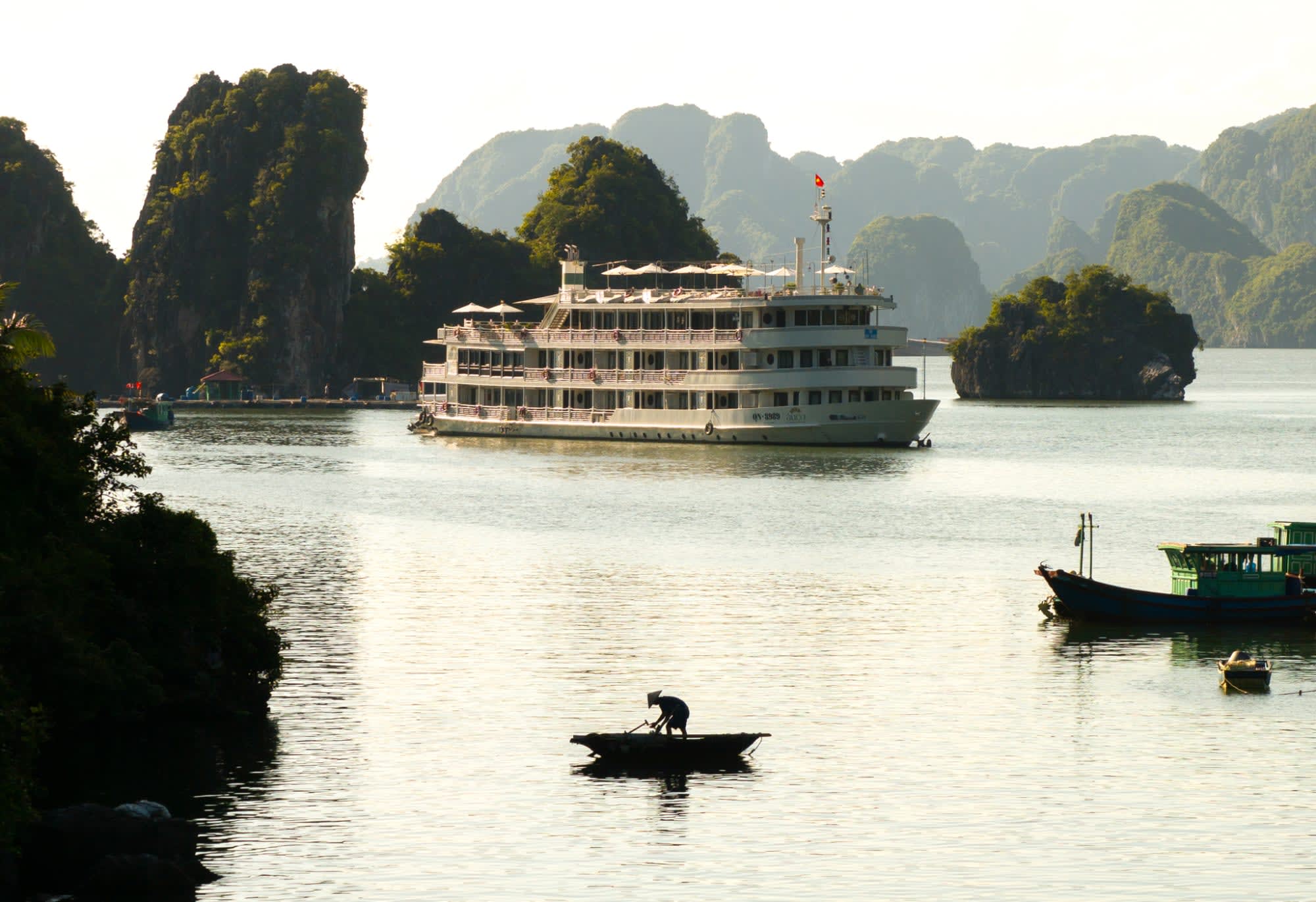 Lan Ha und Halong Bucht mit Au Co Cruise (2T/1N) ab Hanoi: Vietnam Cua Van Floating Village