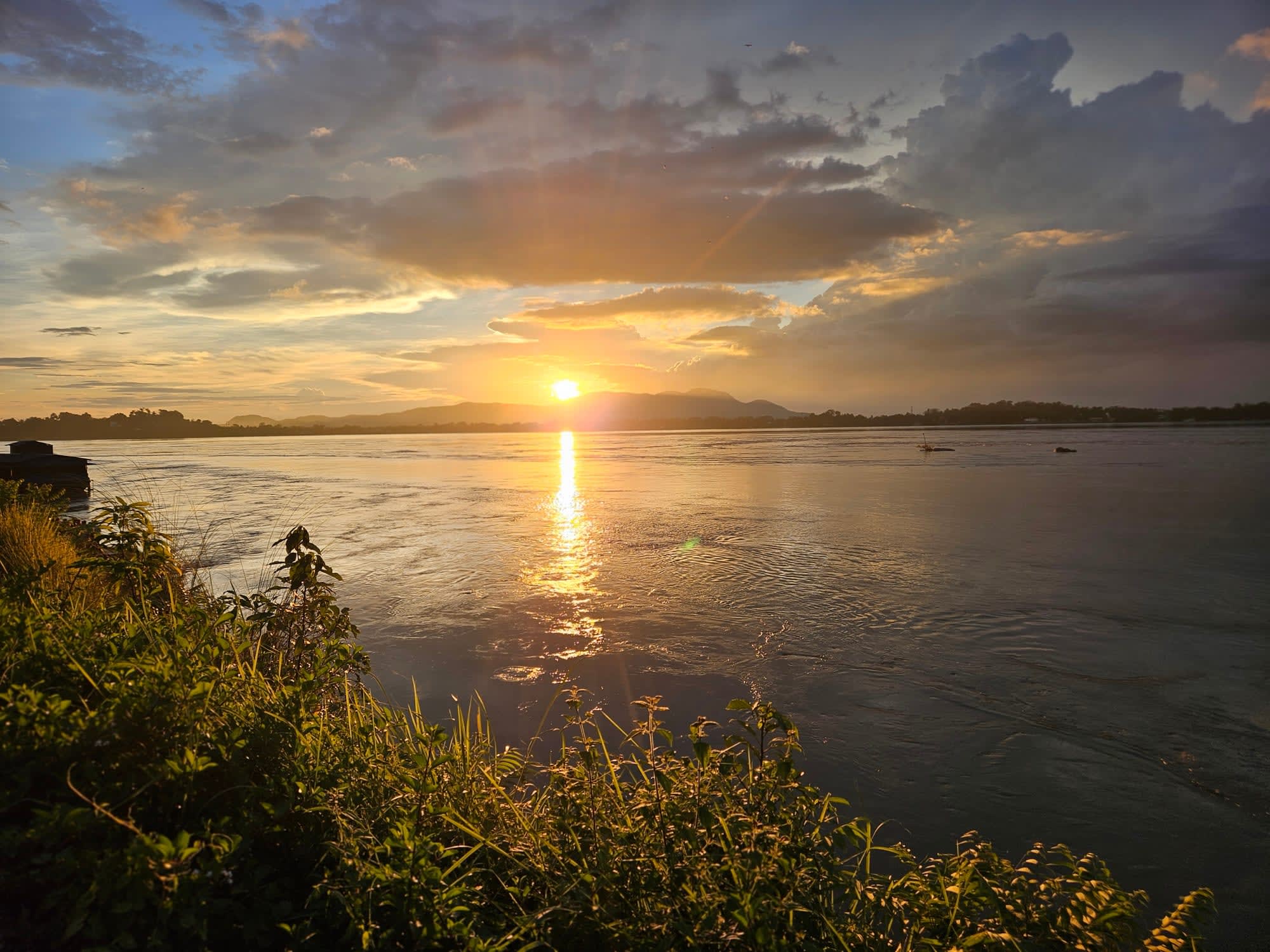 Magischer Brahmaputra ab Assam | Dibrugarh | Guwahati: Indien Assam Brahmaputra Fluss Sonnenuntergang