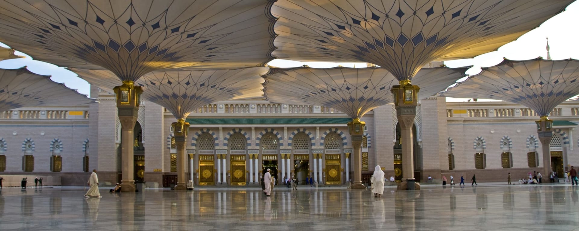 Saudi-Arabien zum Kennenlernen ab Riad: Saudi Arabien Medina Moschee Vorplatz