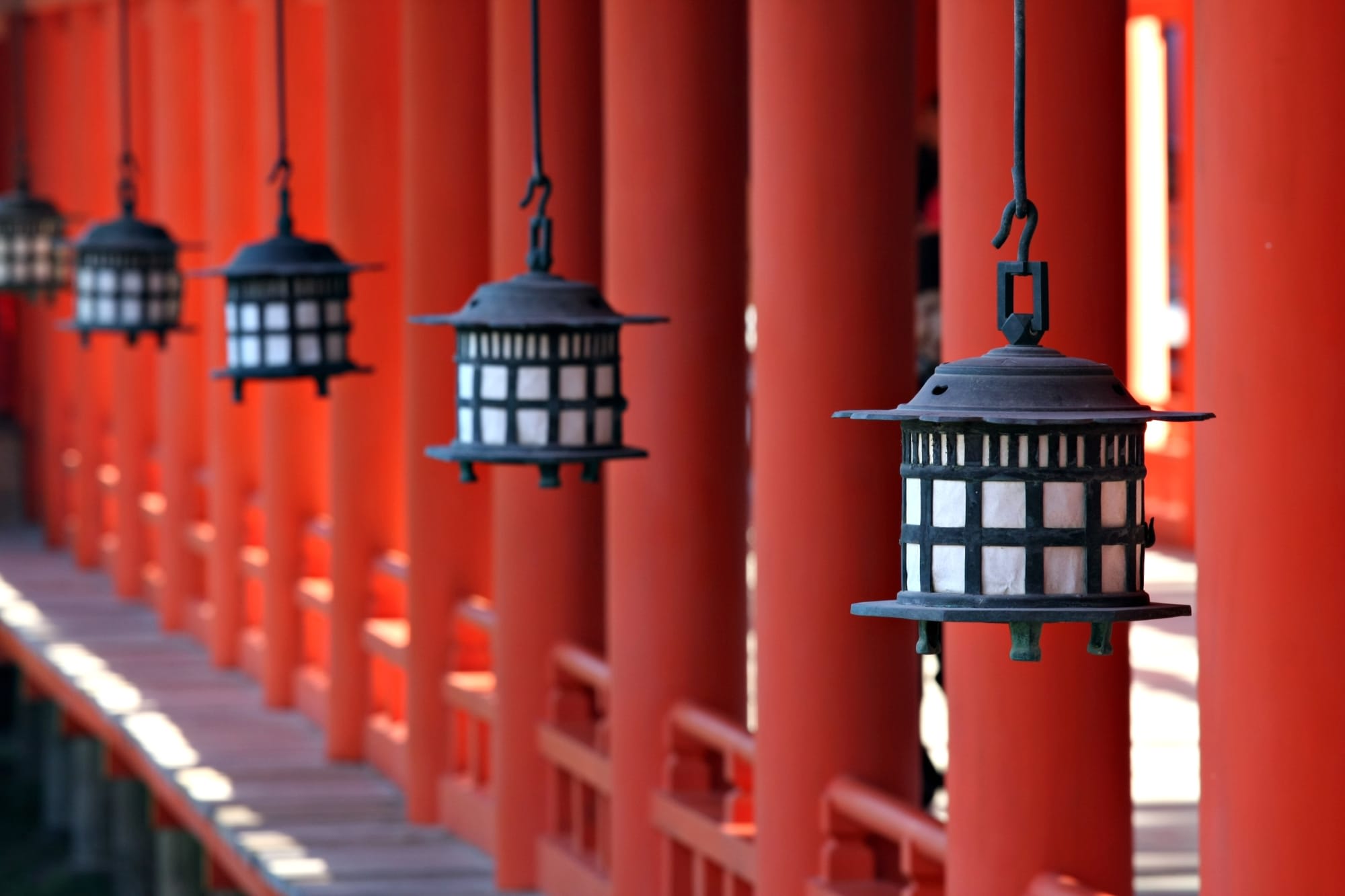 Bonsai - Japan zum Kennenlernen ohne Flug ab Kyoto: Japan Miyajima Itsukushima Schrein Laternen