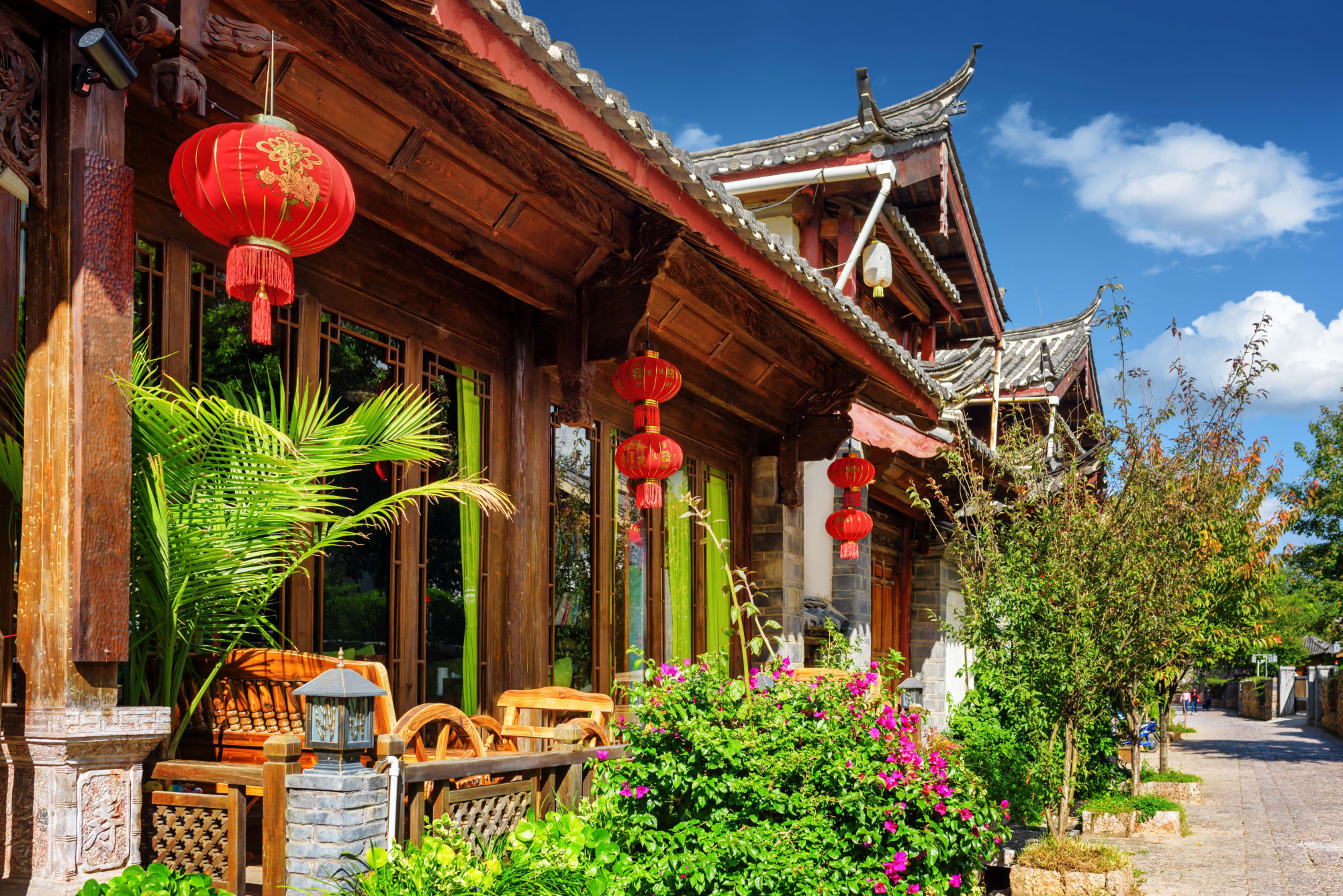 Yunnan Panorama auf der Tea Horse Road ab Lijiang: China Lijiang traditionelles Haus