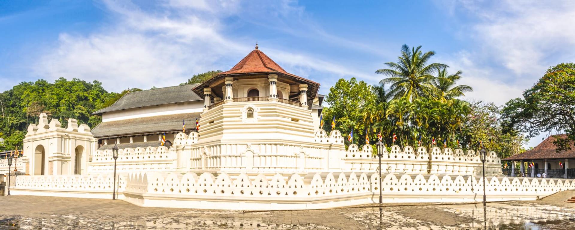 Authentisches Sri Lanka ab Colombo: Sri Lanka Kandy Zahntempel aussen