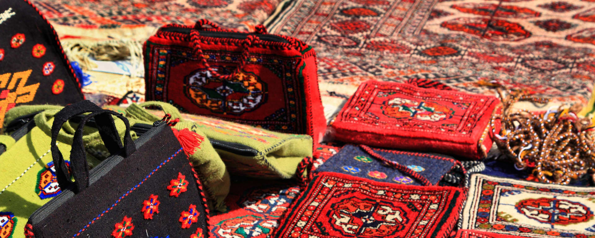 Klassisches Turkmenistan ab Aschgabat: Turkmenistan Markt traditionelle Taschen und Teppiche