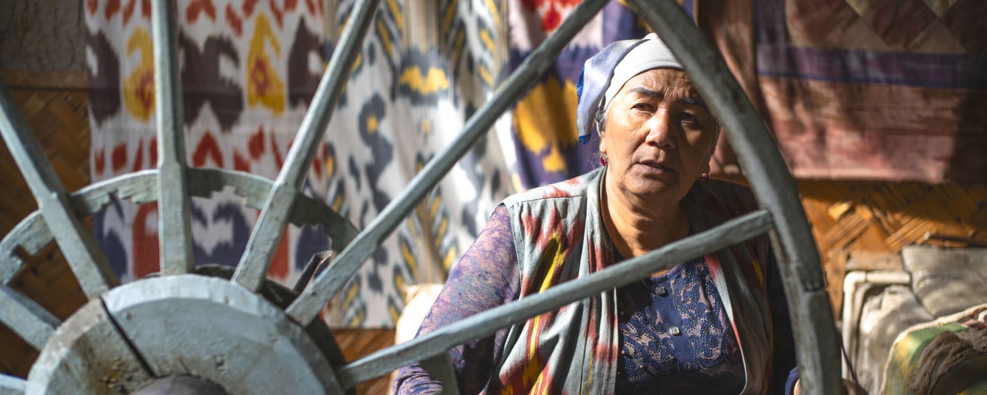 Klassisches Usbekistan ab Taschkent: Usbekistan traditionelle Seidenspinnerin
