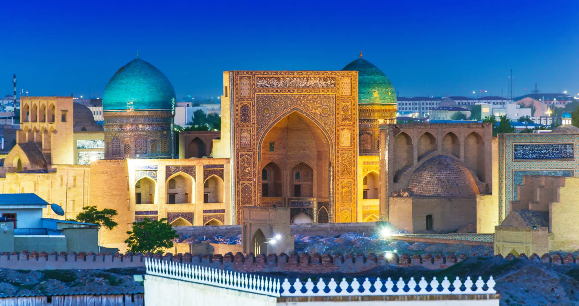 Reise ins Herz der Seidenstraße ab Taschkent: Usbekistan Buchara bei Nacht