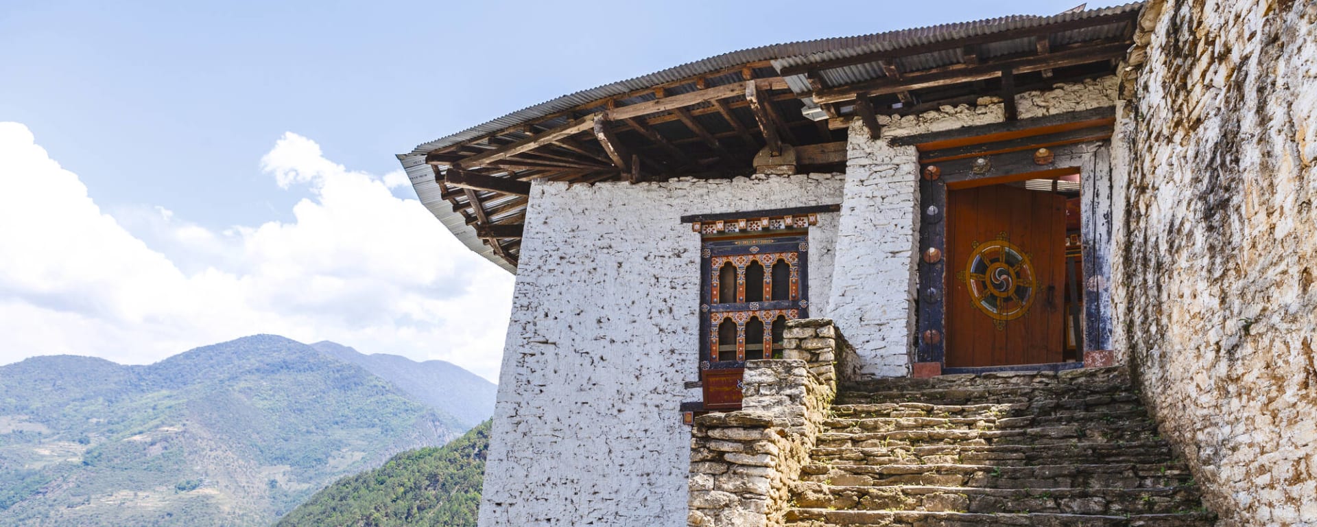 Authentisches Bhutan von Ost nach West ab Paro: Bhutan Luthuntse Dzong Monastery Eingang