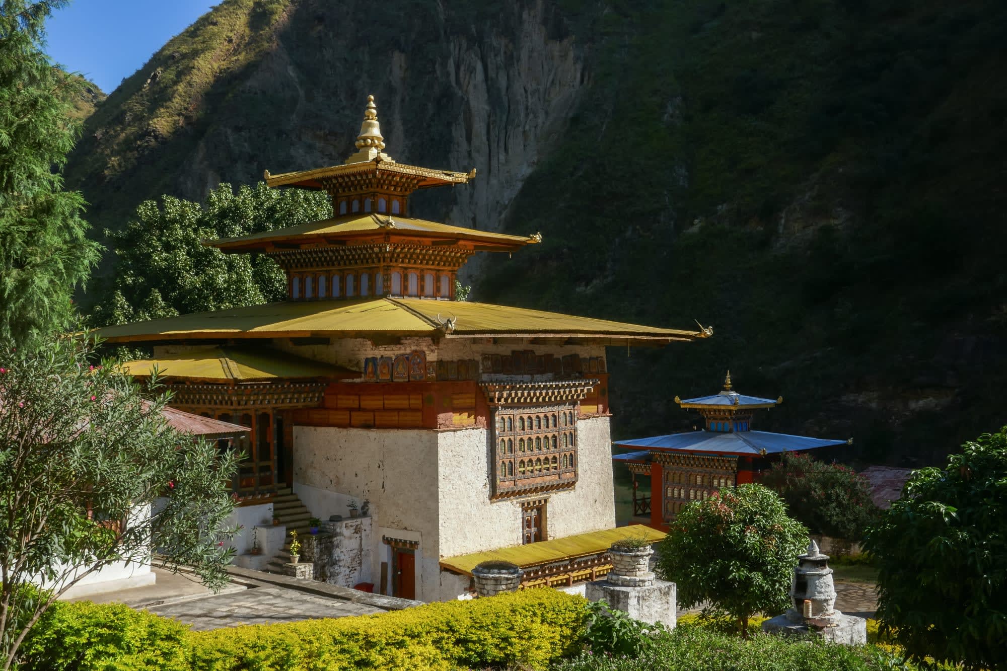 Authentisches Bhutan von Ost nach West ab Paro: Bhutan Trashigang Gom Kora Tempel