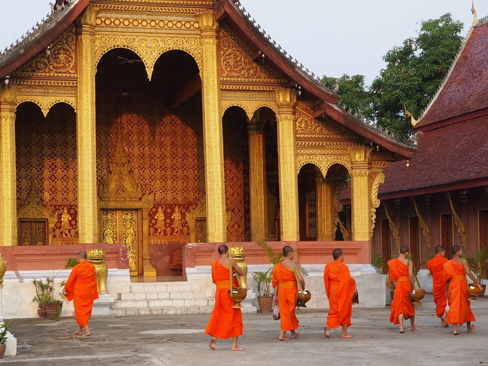 Mit dem Schnellzug von China nach Laos ab Chengdu: Laos Luang Prabang Almosengang Tak Bat