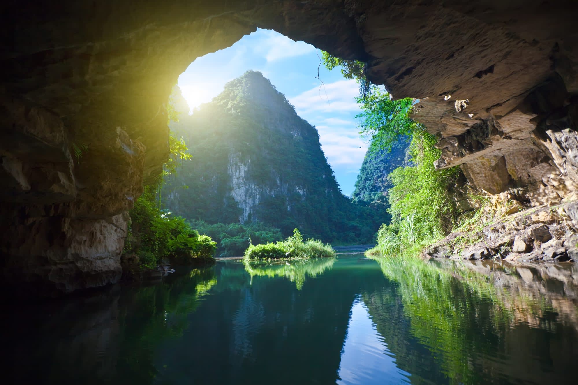 Zwischen Reisterrassen und Kalksteinfelsen ab Hanoi: Vietnam Ninh Binh Grotte