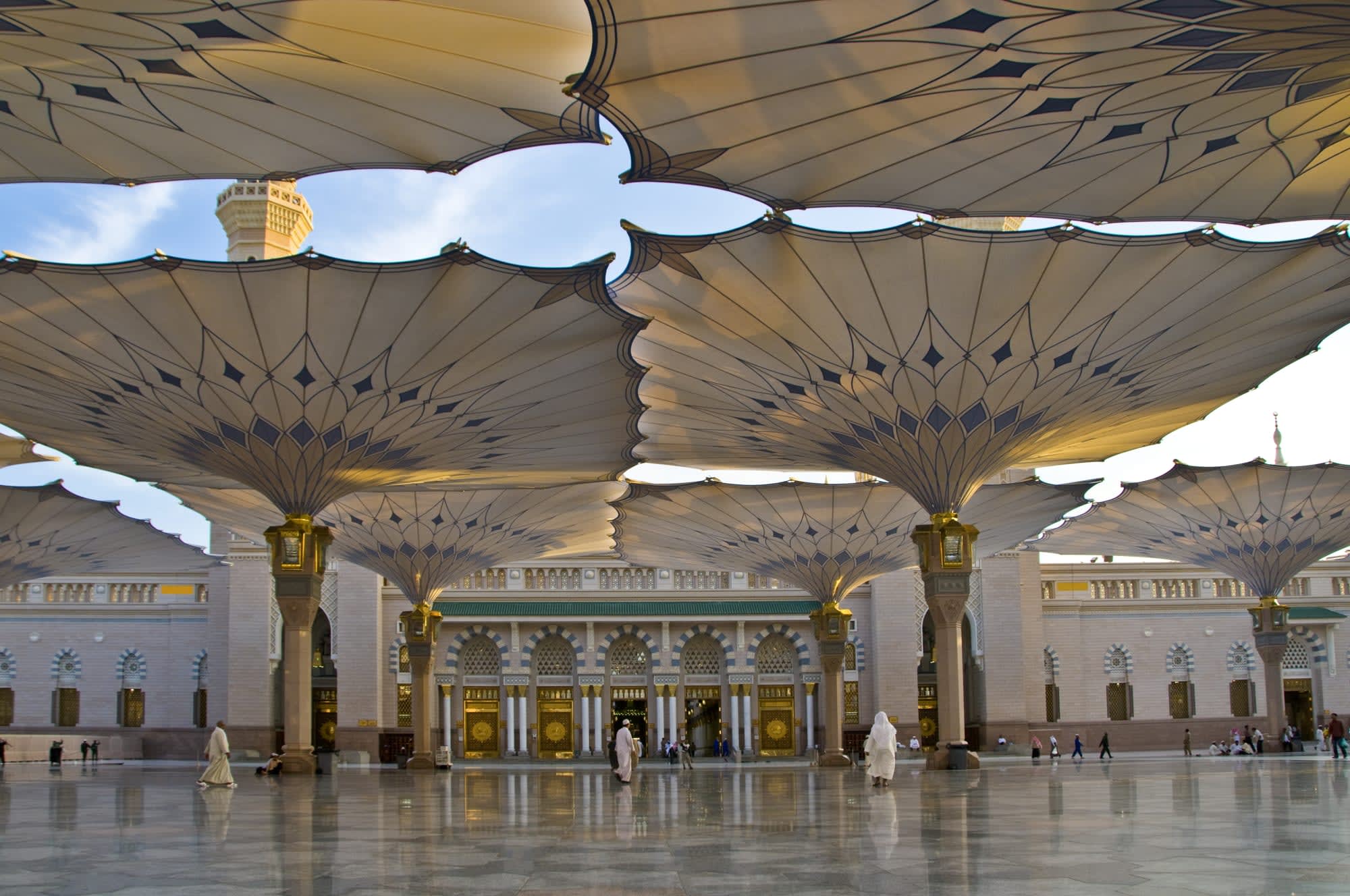 Klassisches Saudi-Arabien ab Jeddah: Saudi Arabien Medina Moschee Vorplatz