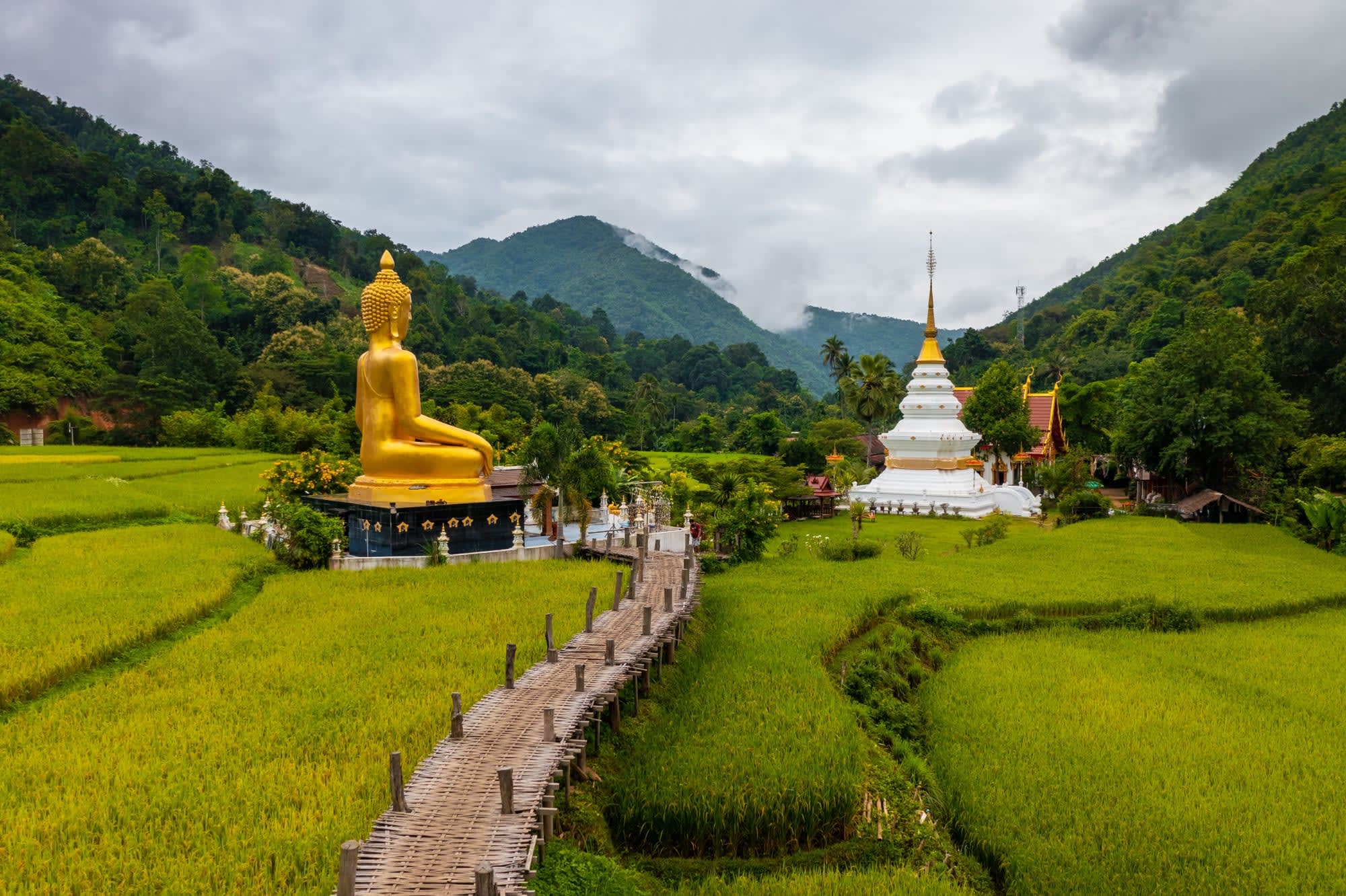 Siams Crossroads - auf neuen Wegen durch Thailands Norden ab Chiang Mai: Phrae Golden Wat Na Ku Ha