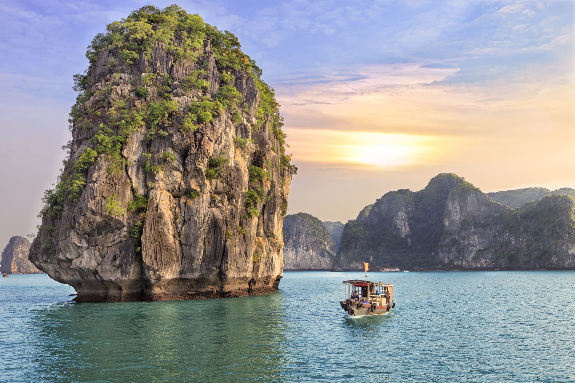 Tageskreuzfahrt Halong Bucht, Gruppe,EN,Ganztägig in Hanoi: Vietnam Halong Bucht Sonnenuntergang