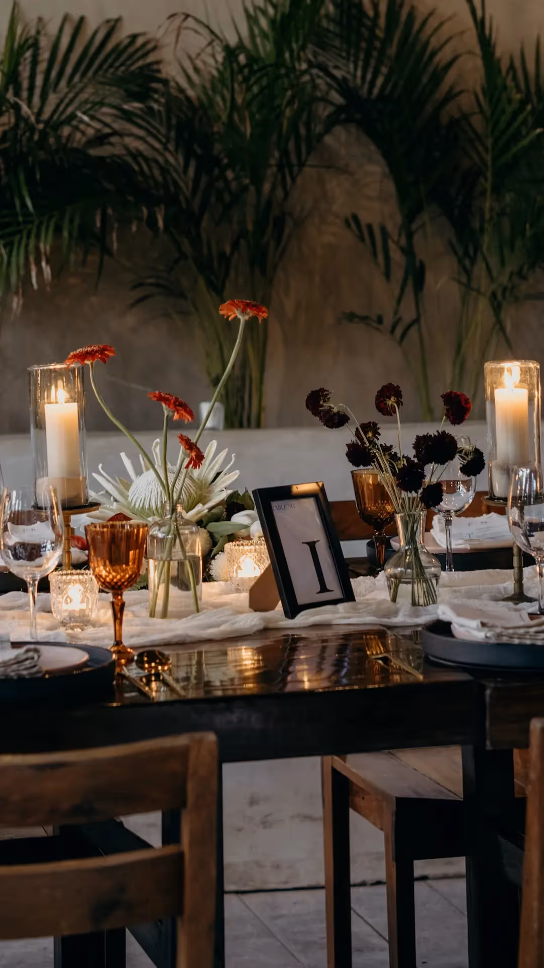 Mesa romántica con velas y flores en el Hotel La Valise San Miguel.