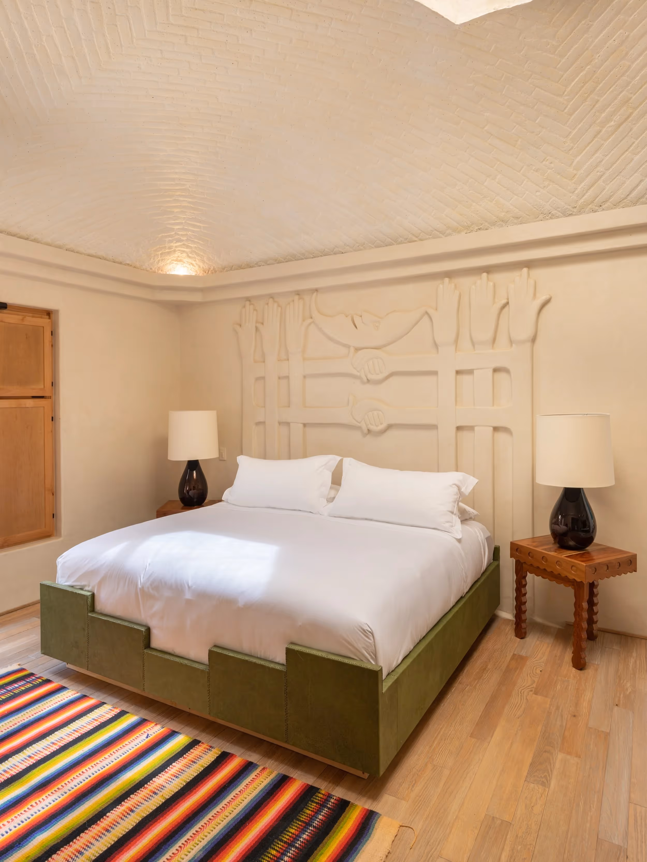 Elegante habitación con tonos neutros y diseño minimalista en el Hotel La Valise San Miguel.