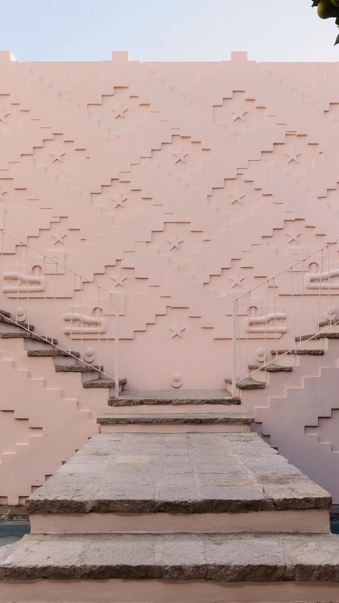 Espectacular fachada tallada con motivos geométricos y escaleras simétricas en el Hotel La Valise San Miguel.