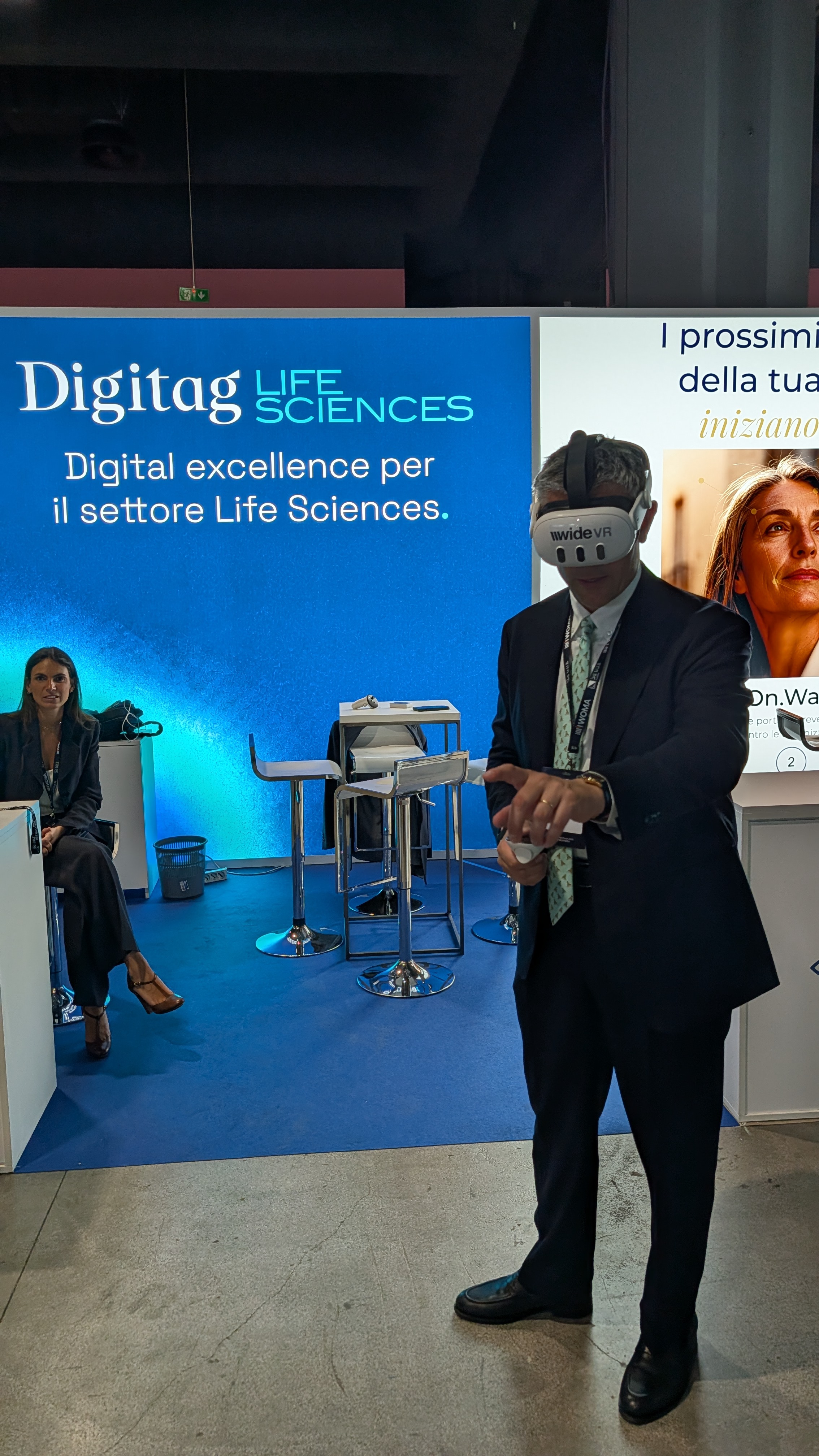 A visitor wearing a Wide VR headset at the Digitag Life Science stand at WOMA Forum 2026
