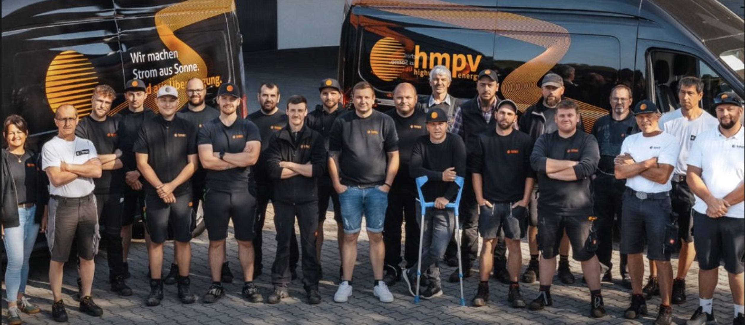 Das Team von hm-pv mit Bannern der Aktion Highway to Energy