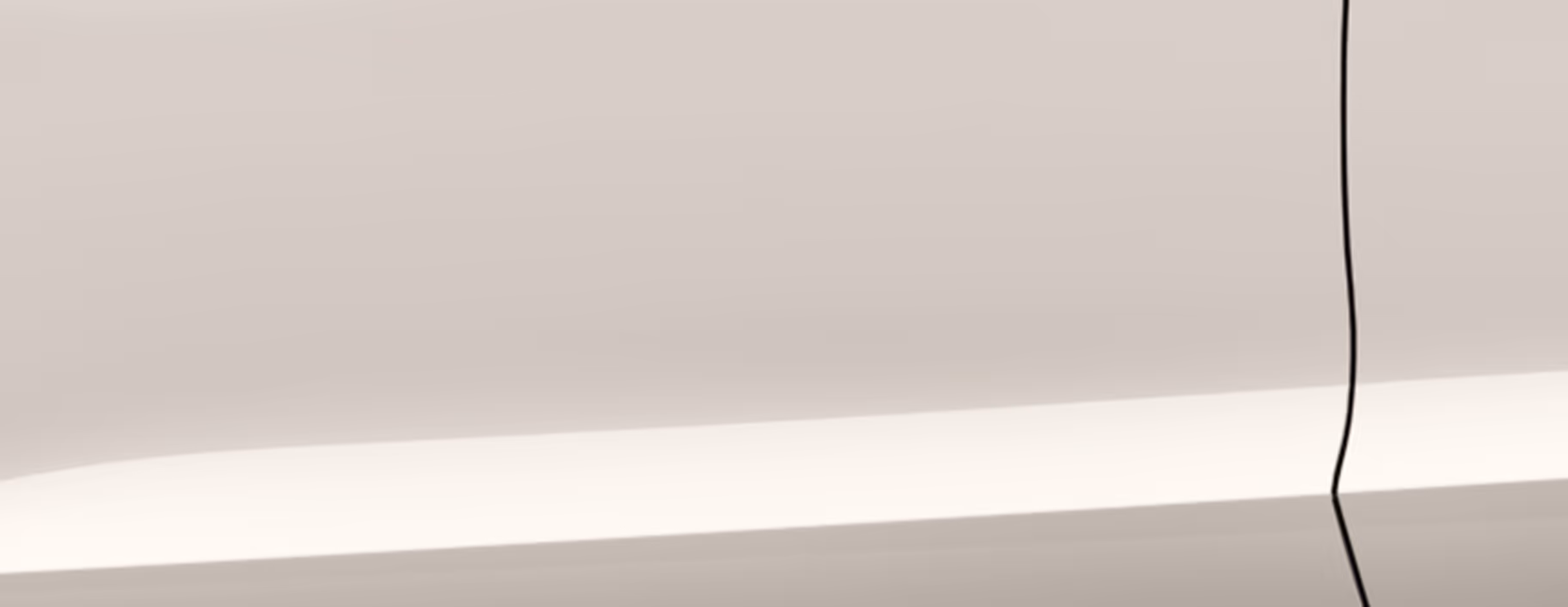 Eine minimalistische Detailaufnahme zeigt einen Ausschnitt der Karosserie des Škoda Kamiq Balance in der Lackierung Candy-Weiß. 
