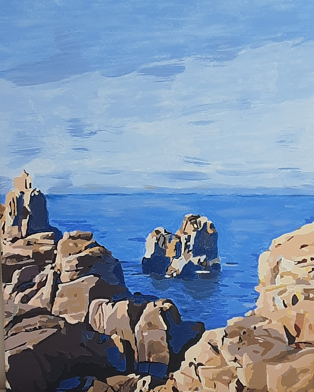 Peinture représentant des rochers bruns et ocres au bord d'une mer bleu clair sous un ciel partiellement nuageux.