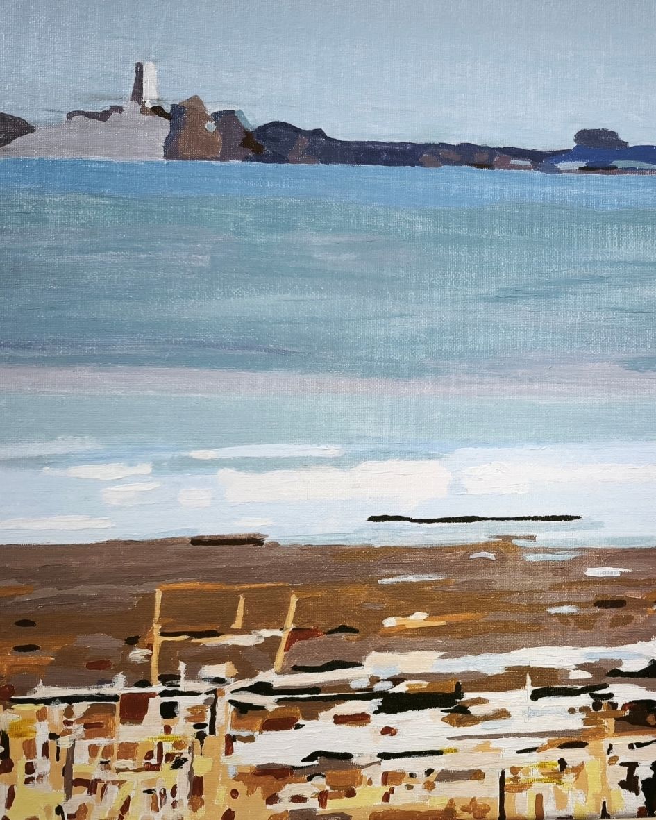 Peinture d’un coucher de soleil avec des rochers sombres en silhouette sur une mer calme aux reflets clairs.