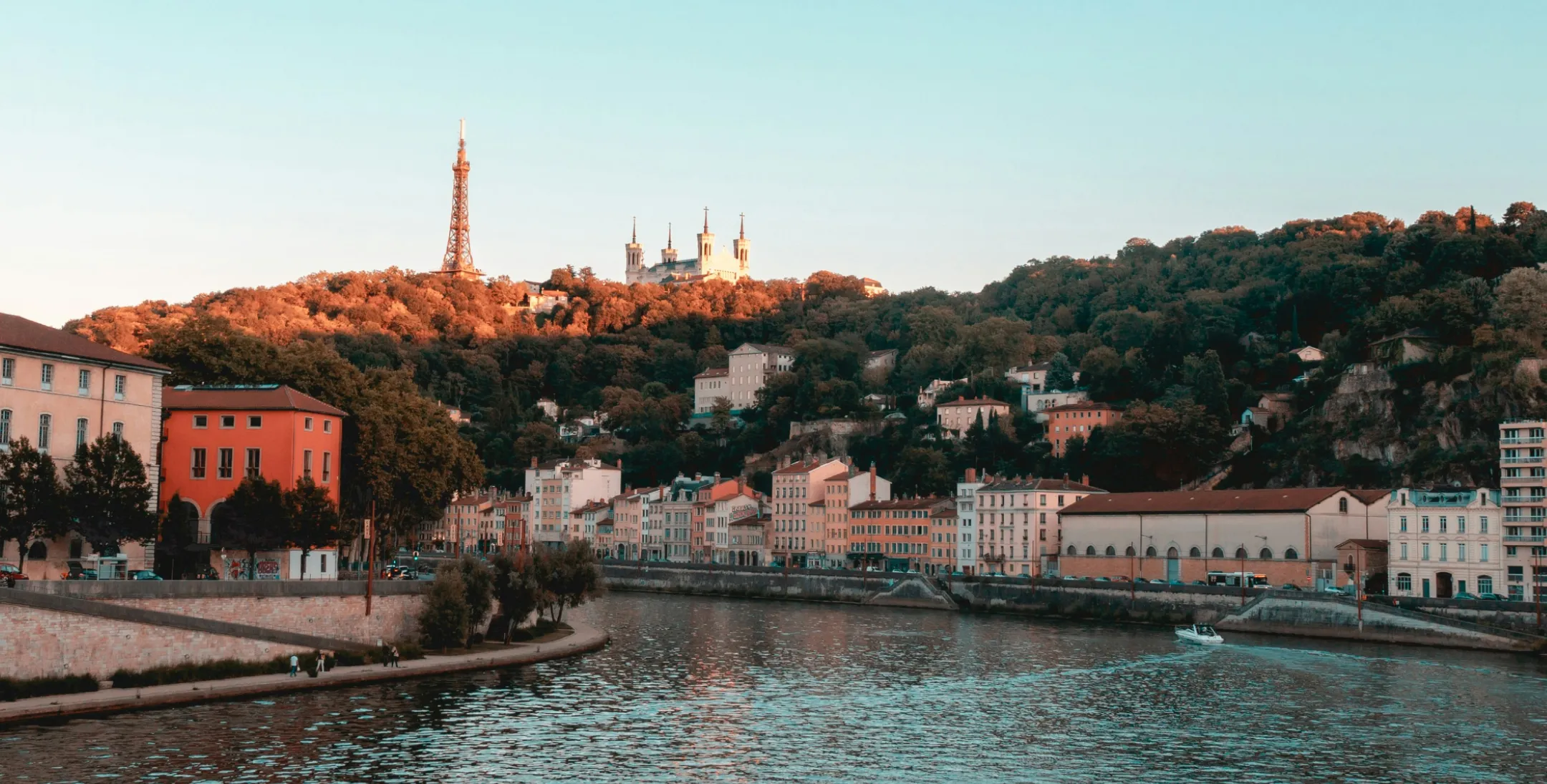 Panorama urbain avec rivière et quartier historique
