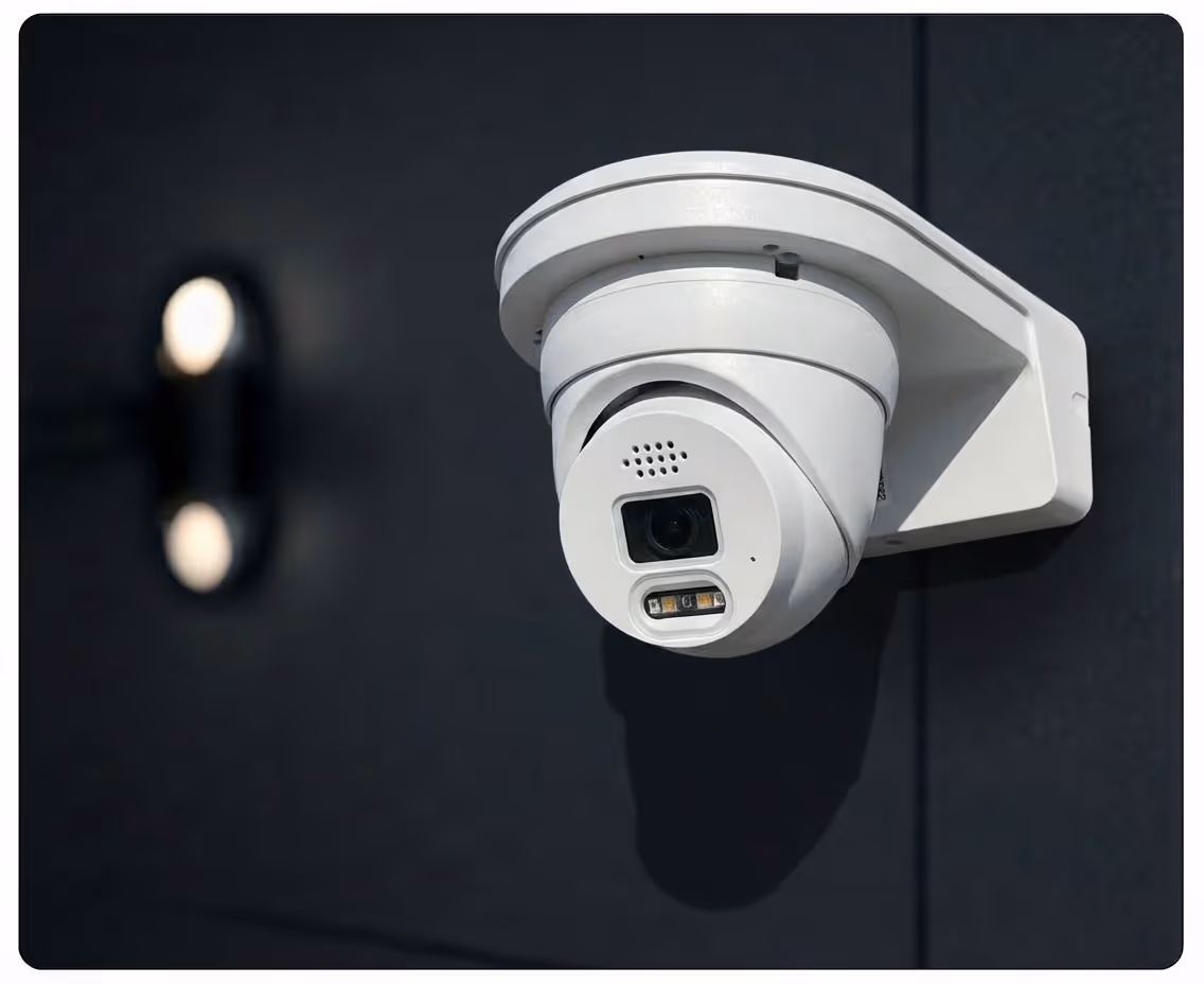 Witte slimme IP turret camera van Detexi — bewakingscamera voor binnen en buiten met nachtzicht en AI-detectie