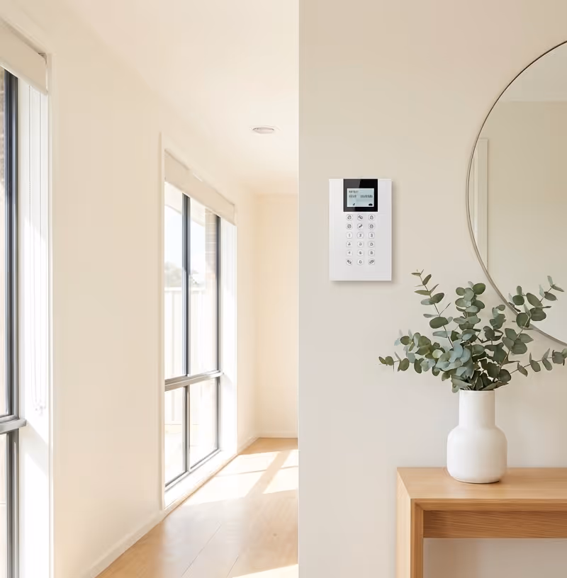 Alarmsysteemklavier aan de muur voor het bedienen en uitschakelen van het beveiligingssysteem.