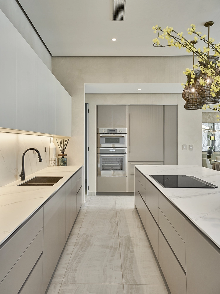 Cocina Poliform con enseres Thermador.