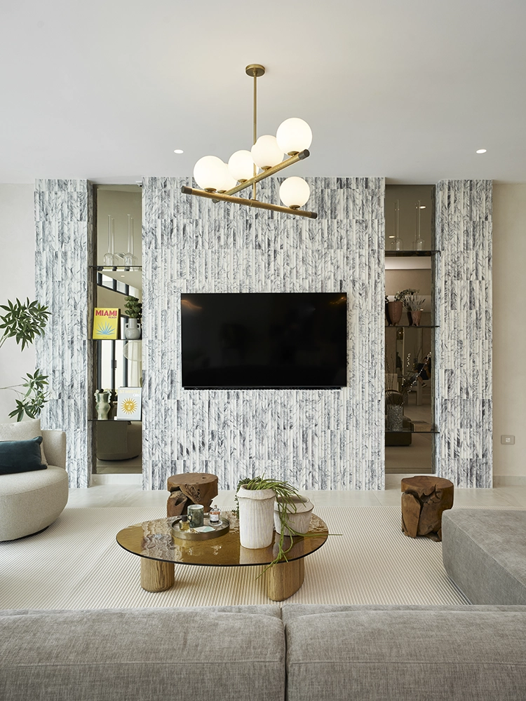 Espaciosa sala con techos altos.