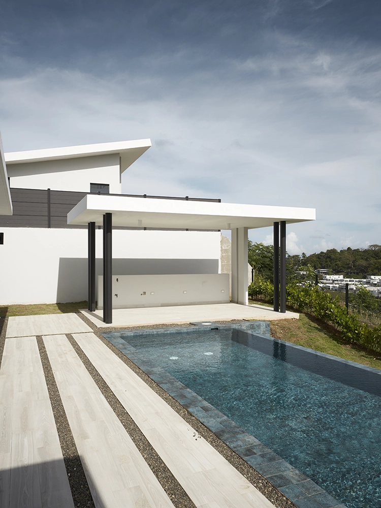 Piscina infinity con terraza techada.