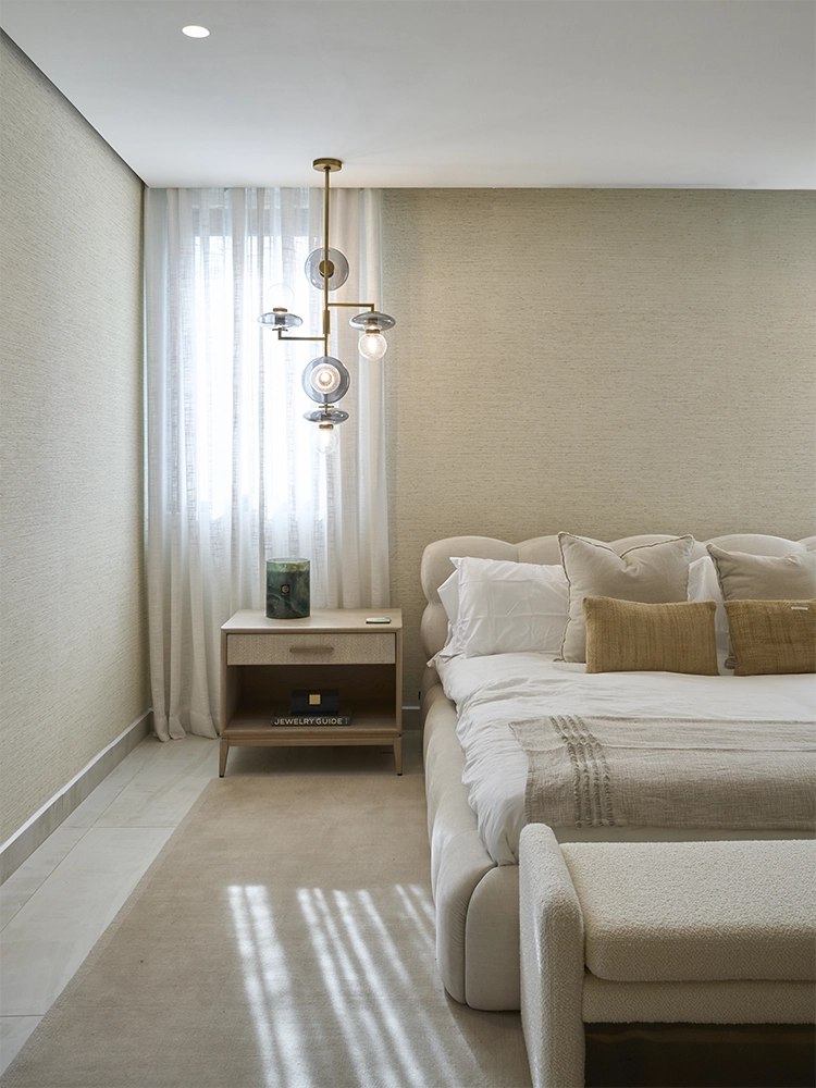 Vista interior de habitación principal.