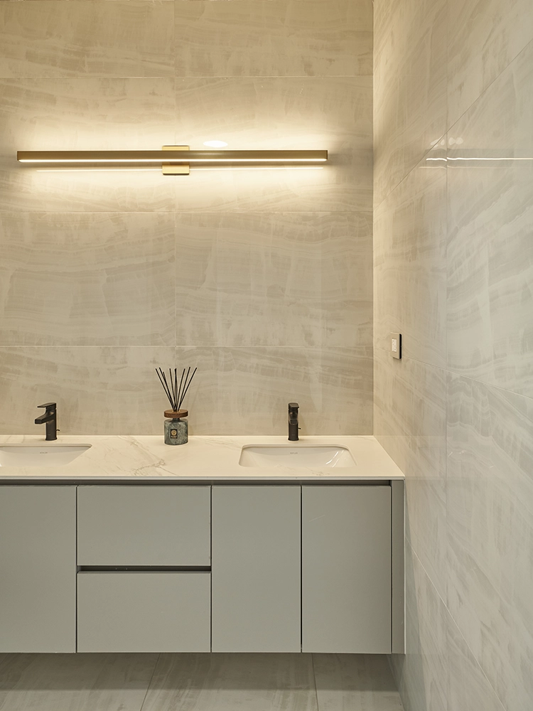 Baño con lavamanos doble.