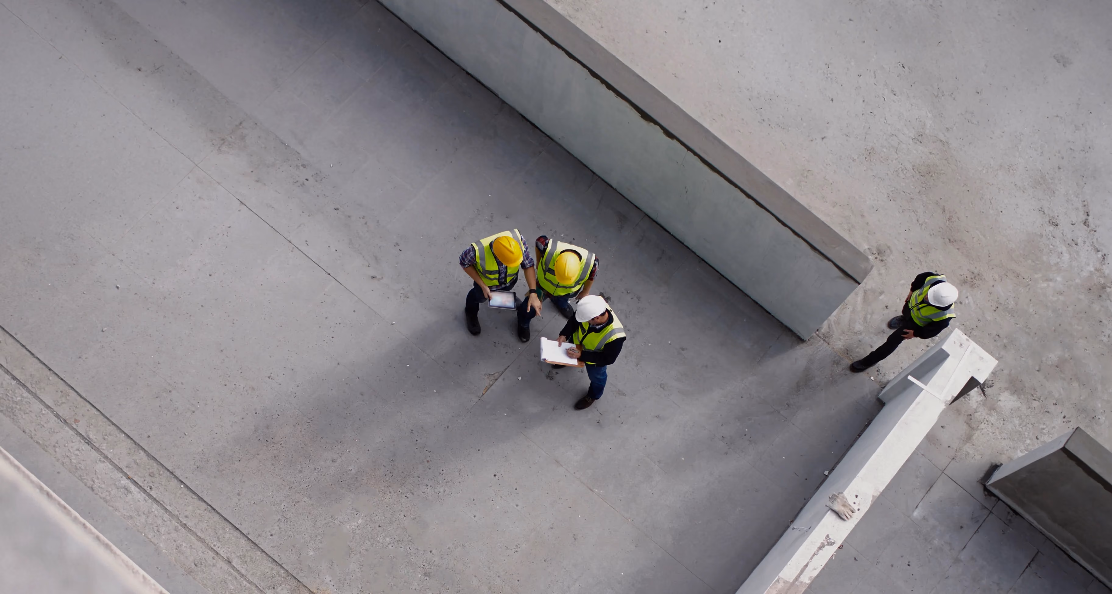 MEDUZA_GmbH-Mitarbeiter welche sich auf der Baustelle befinden und von oben fotografiert wurden.
