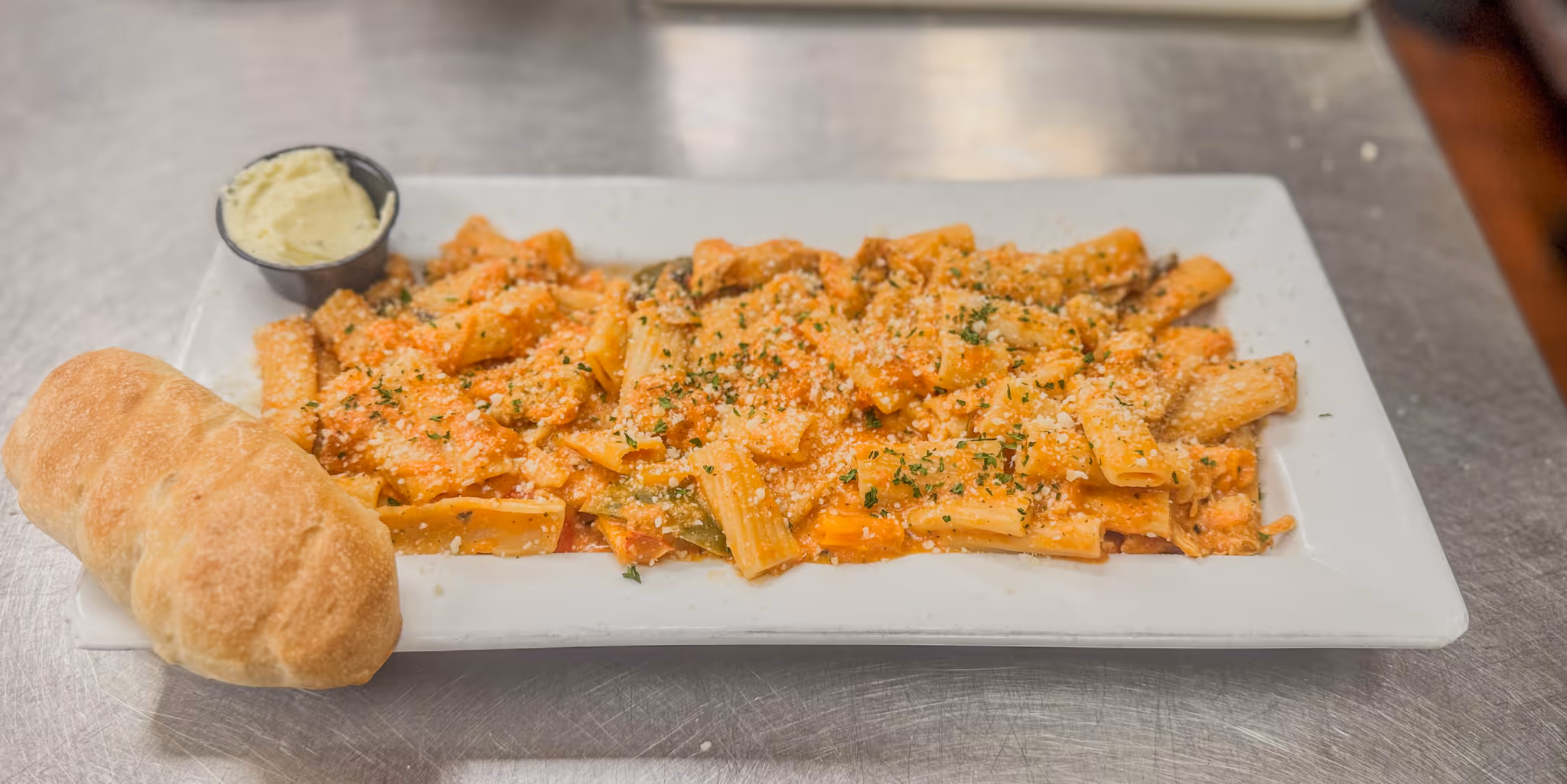 A plate of pasta with a white plate.