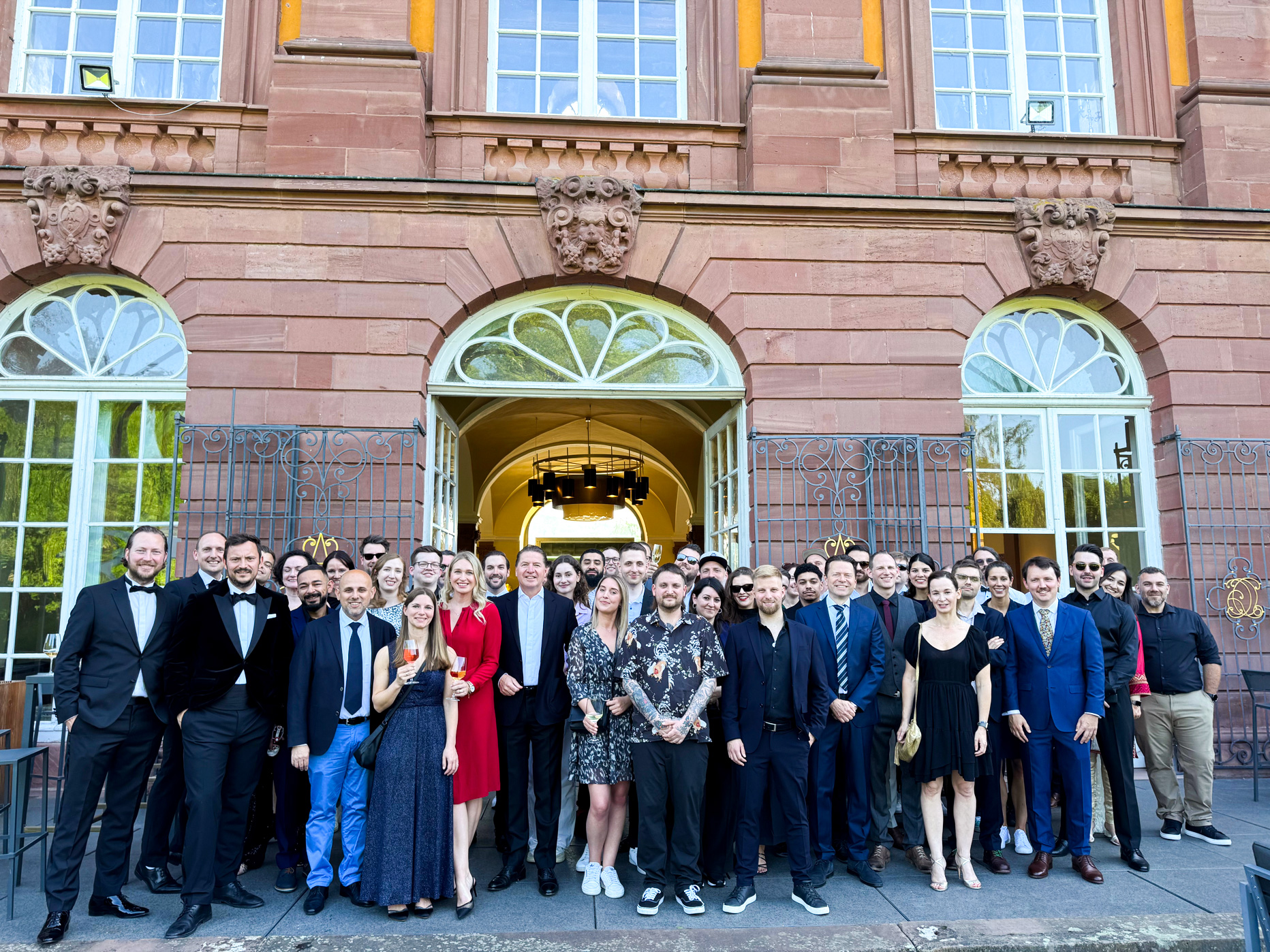 Eine große Gruppe von Menschen versammelte sich für ein Gruppenfoto. 